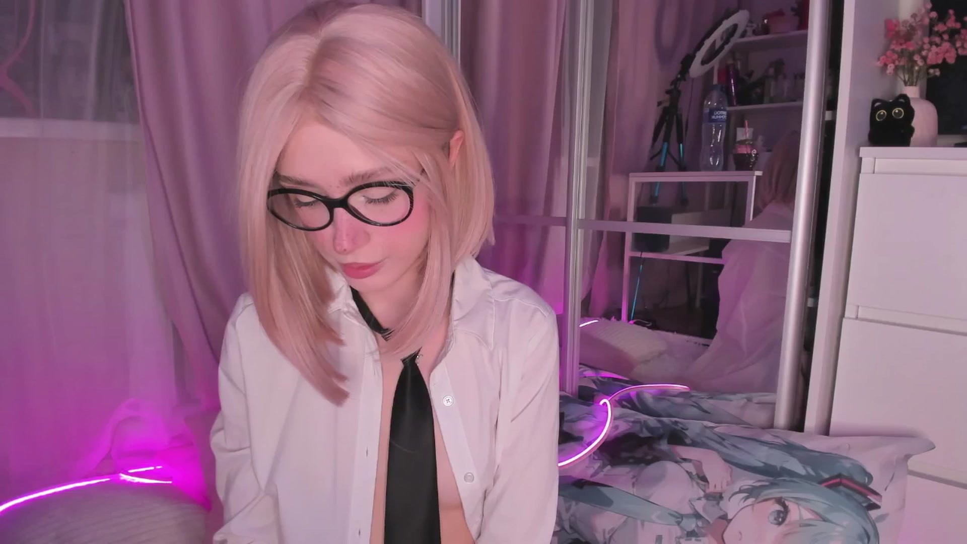 Gallery image thumbnail from AliceXsweeT's myfreecams stream on, 12/17/2025, 16:23 image 15 of 20
