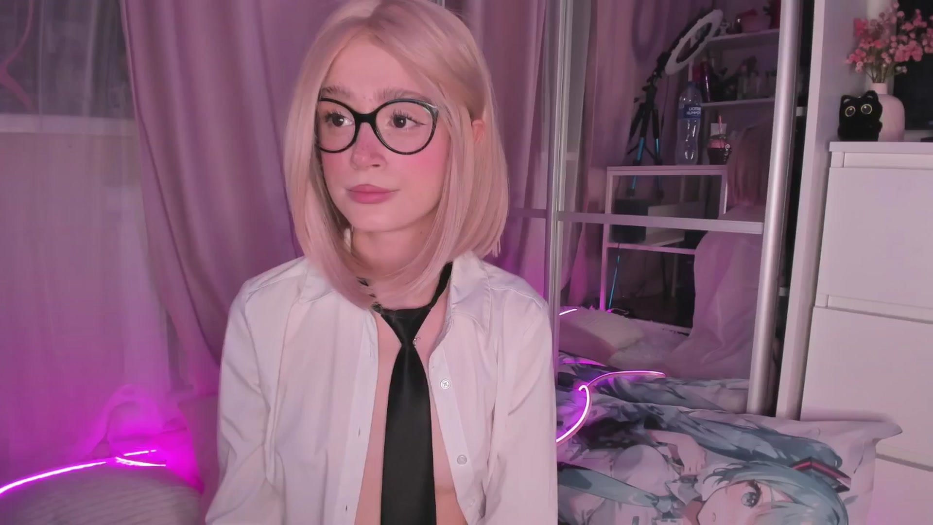 Gallery image thumbnail from AliceXsweeT's myfreecams stream on, 12/17/2025, 16:23 image 14 of 20