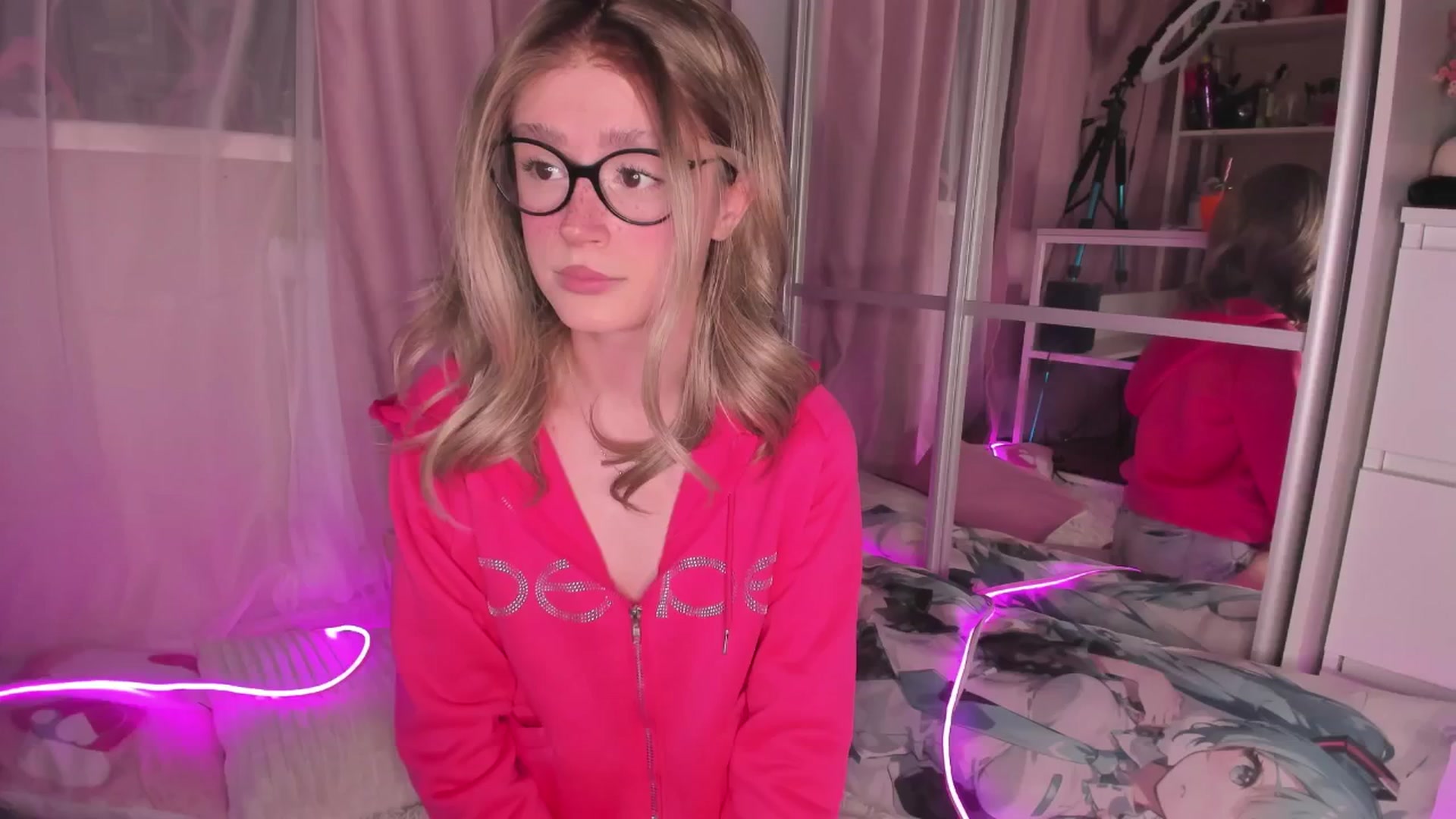 Gallery image thumbnail from AliceXsweeT's myfreecams stream on, 12/23/2025, 15:43 image 12 of 20