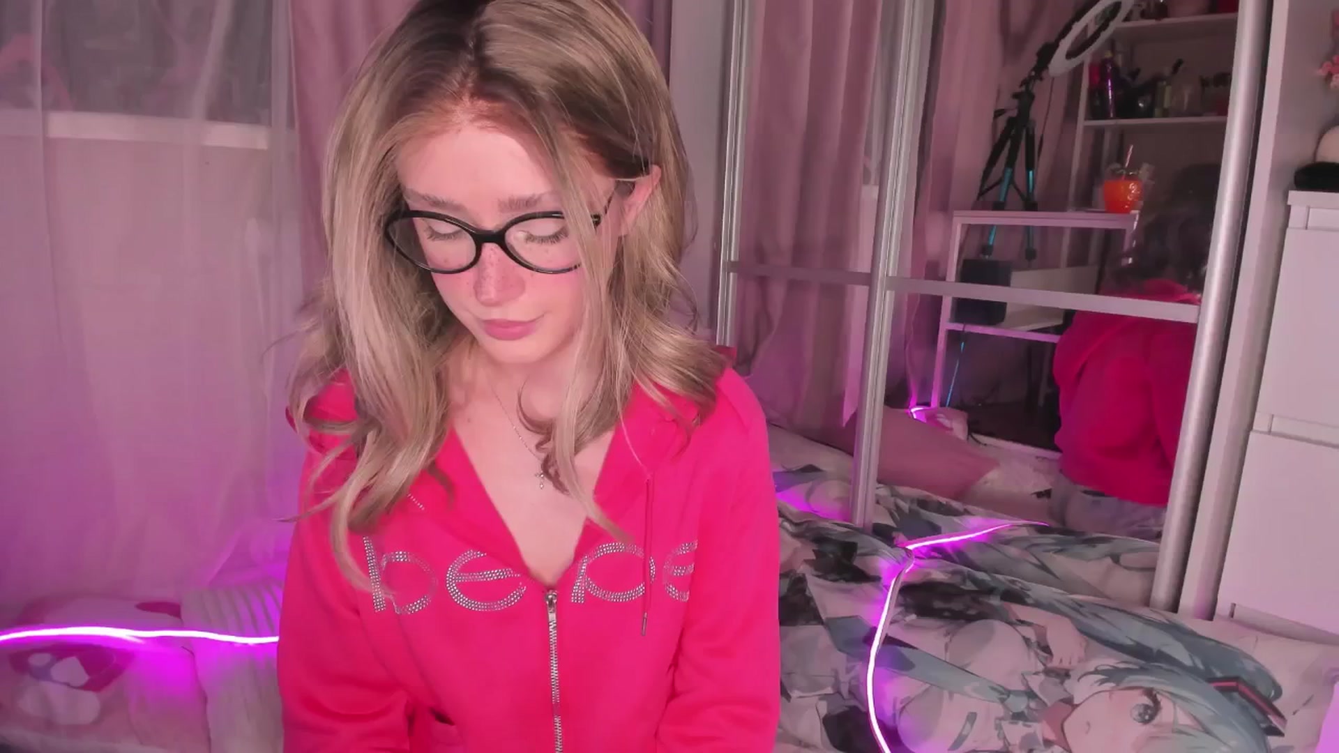 Gallery image thumbnail from AliceXsweeT's myfreecams stream on, 12/23/2025, 15:43 image 16 of 20