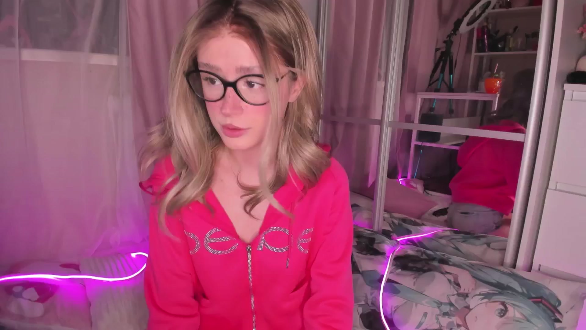 Gallery image thumbnail from AliceXsweeT's myfreecams stream on, 12/23/2025, 15:43 image 10 of 20
