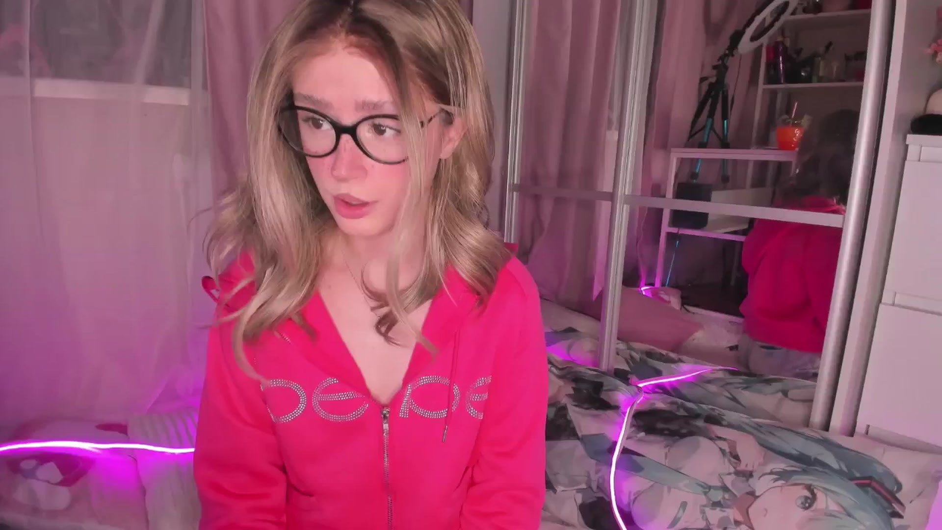 Gallery image thumbnail from AliceXsweeT's myfreecams stream on, 12/23/2025, 15:43 image 14 of 20