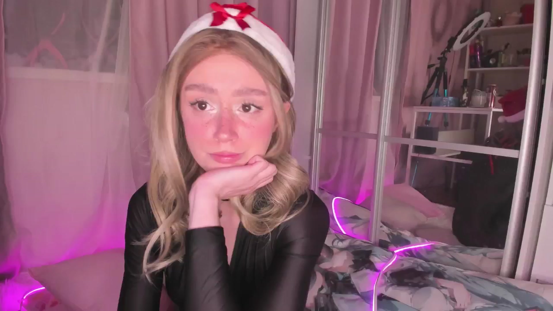 Gallery image thumbnail from AliceXsweeT's myfreecams stream on, 12/25/2025, 17:22 image 10 of 20