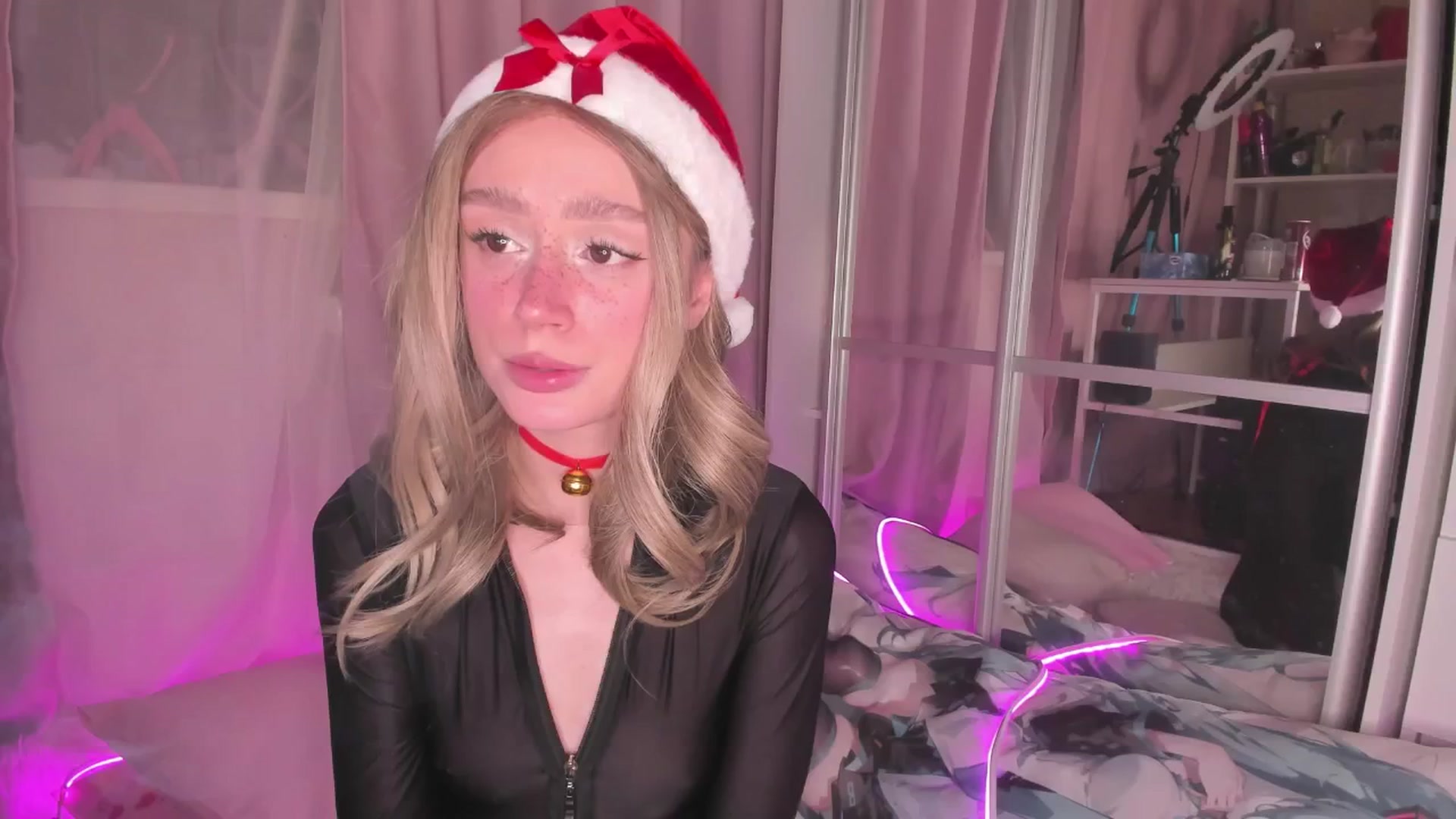 Gallery image thumbnail from AliceXsweeT's myfreecams stream on, 12/25/2025, 17:22 image 15 of 20