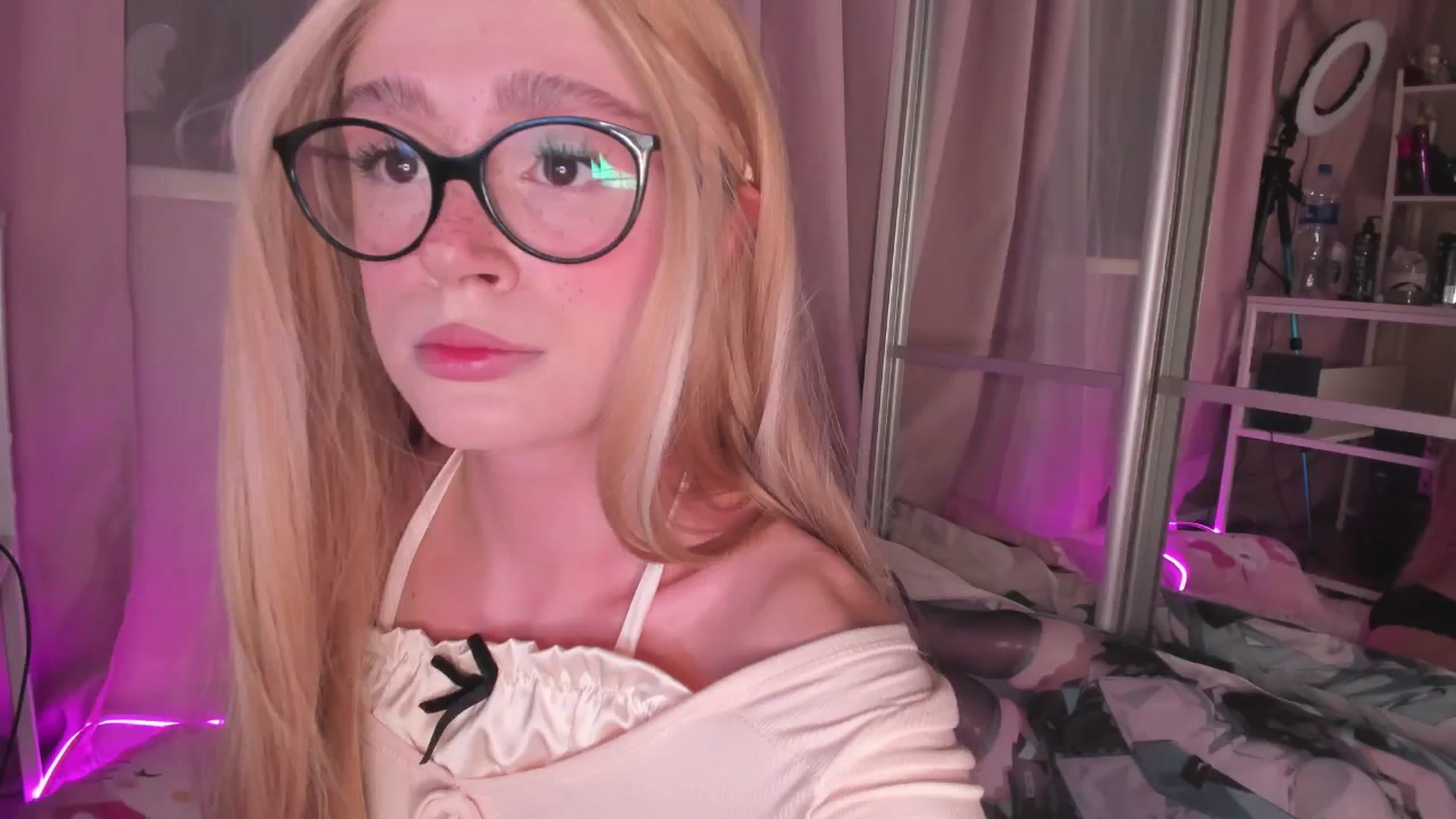Gallery image thumbnail from AliceXsweeT's myfreecams stream on, 01/28/2026, 16:40 image 4 of 20