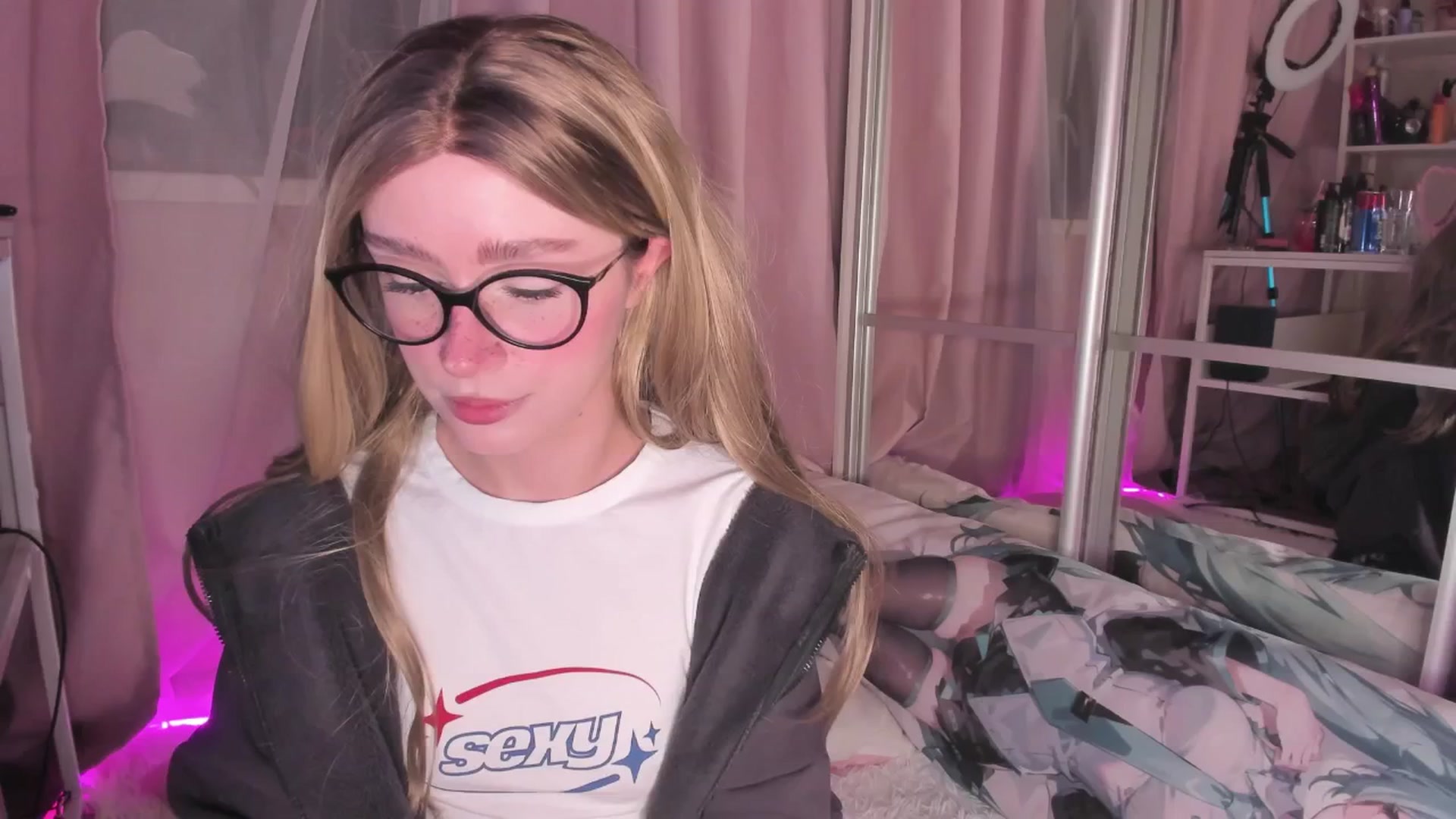 Gallery image thumbnail from AliceXsweeT's myfreecams stream on, 02/05/2026, 17:03 image 11 of 20