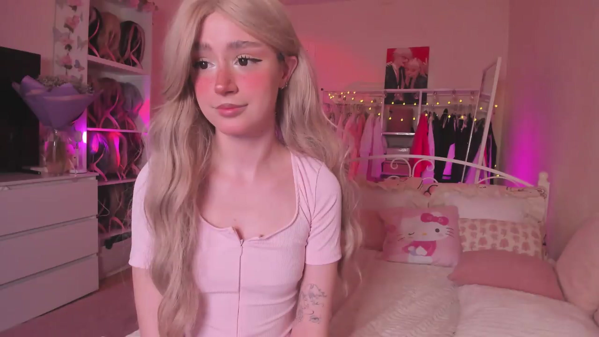 Gallery image thumbnail from AliceXsweeT's myfreecams stream on, 05/11/2026, 17:39 image 6 of 20