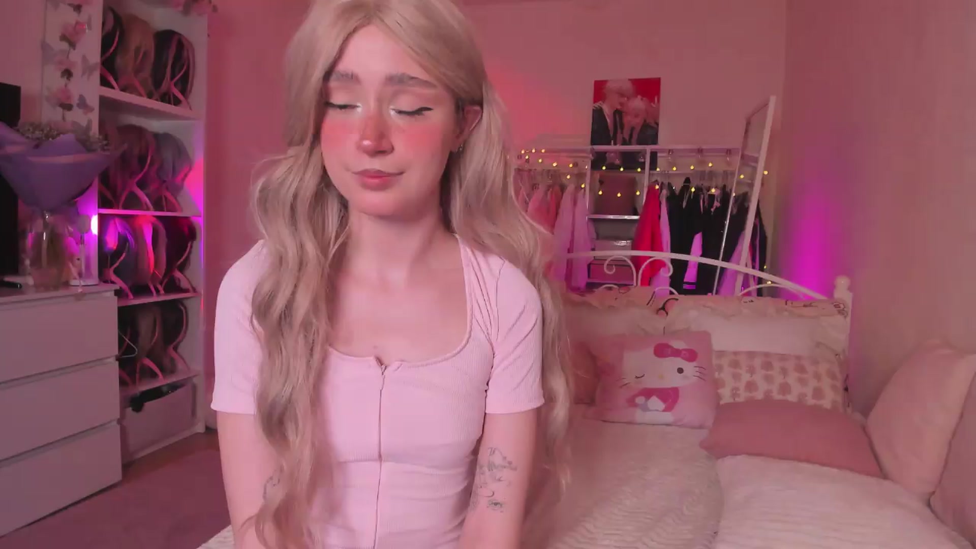 Gallery image thumbnail from AliceXsweeT's myfreecams stream on, 05/11/2026, 17:39 image 14 of 20