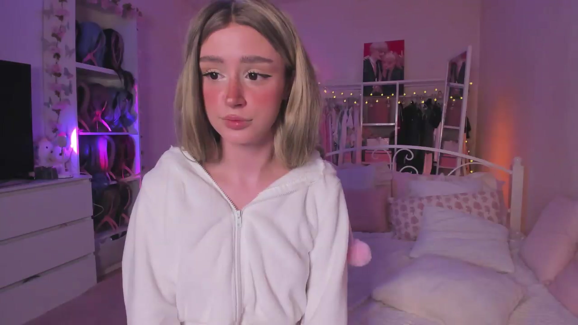 Gallery image thumbnail from AliceXsweeT's myfreecams stream on, 07/06/2026, 17:29 image 18 of 20