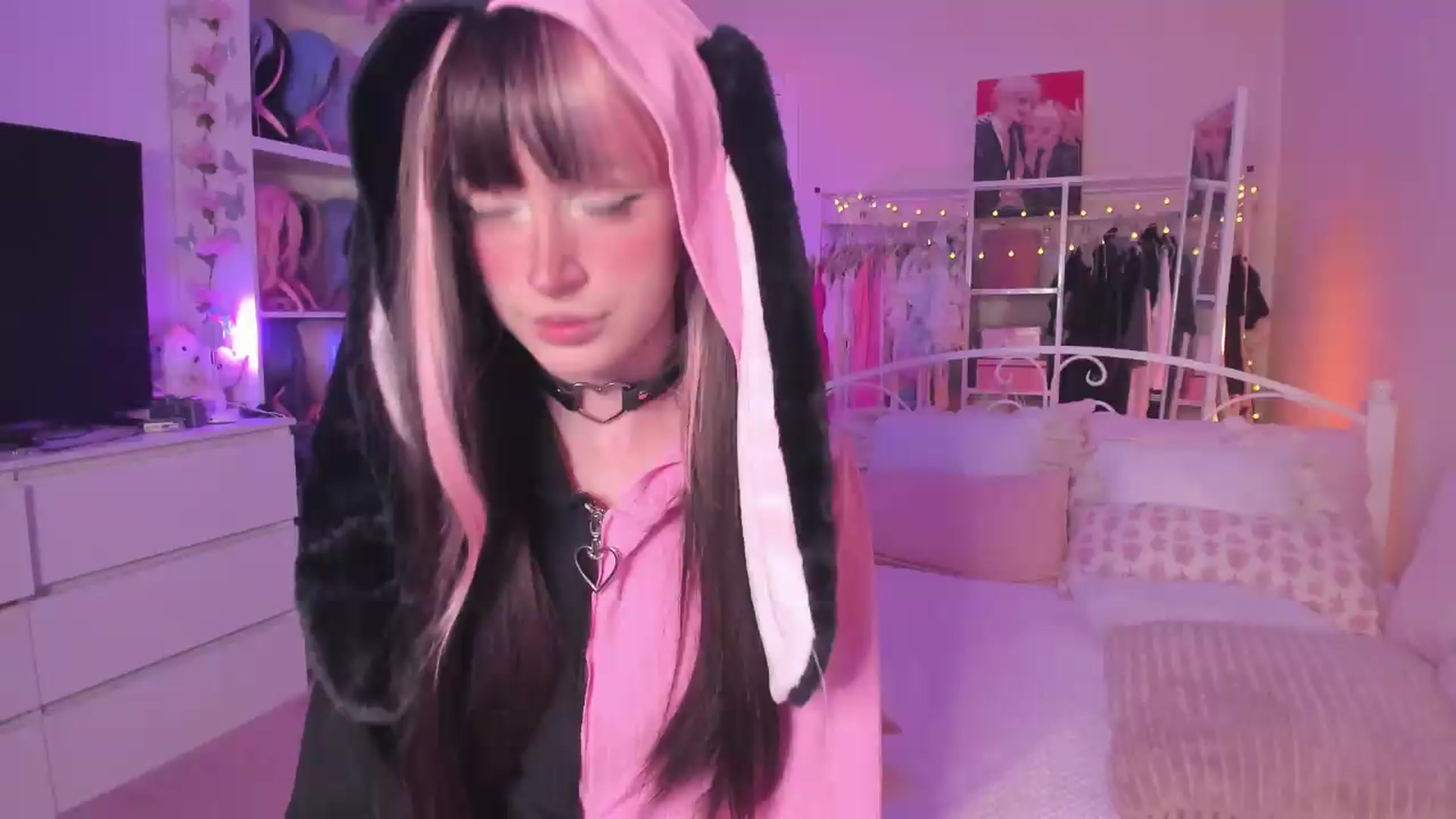 Gallery image thumbnail from AliceXsweeT's myfreecams stream on, 07/18/2026, 16:58 image 1 of 20