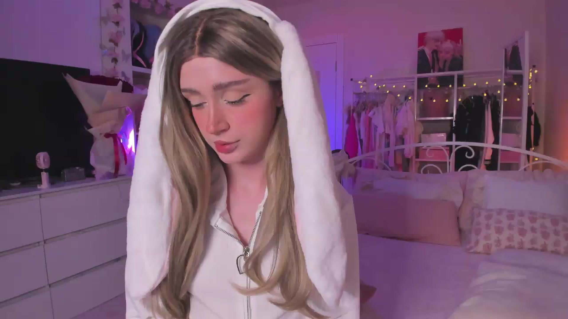 Gallery image thumbnail from AliceXsweeT's myfreecams stream on, 08/10/2026, 17:44 image 5 of 20