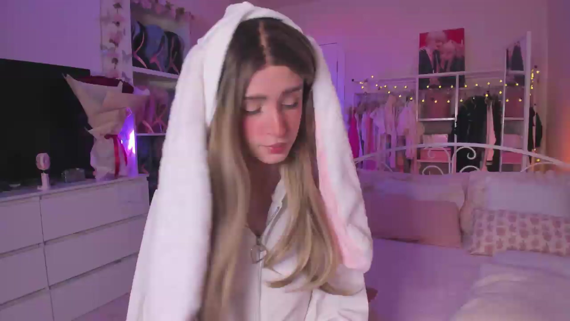 Gallery image thumbnail from AliceXsweeT's myfreecams stream on, 08/10/2026, 17:44 image 12 of 20