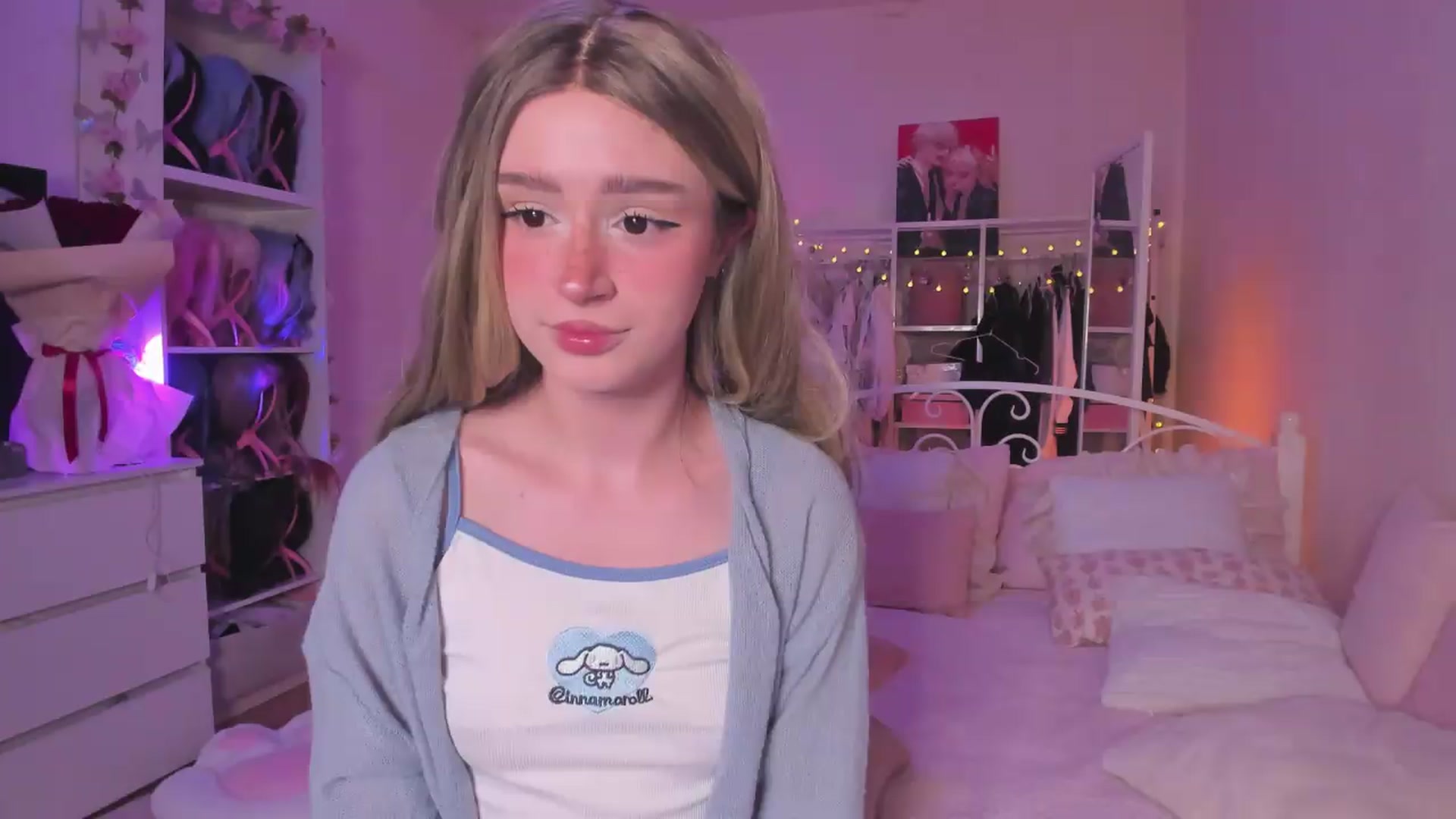 Gallery image thumbnail from AliceXsweeT's myfreecams stream on, 08/12/2026, 17:42 image 12 of 20