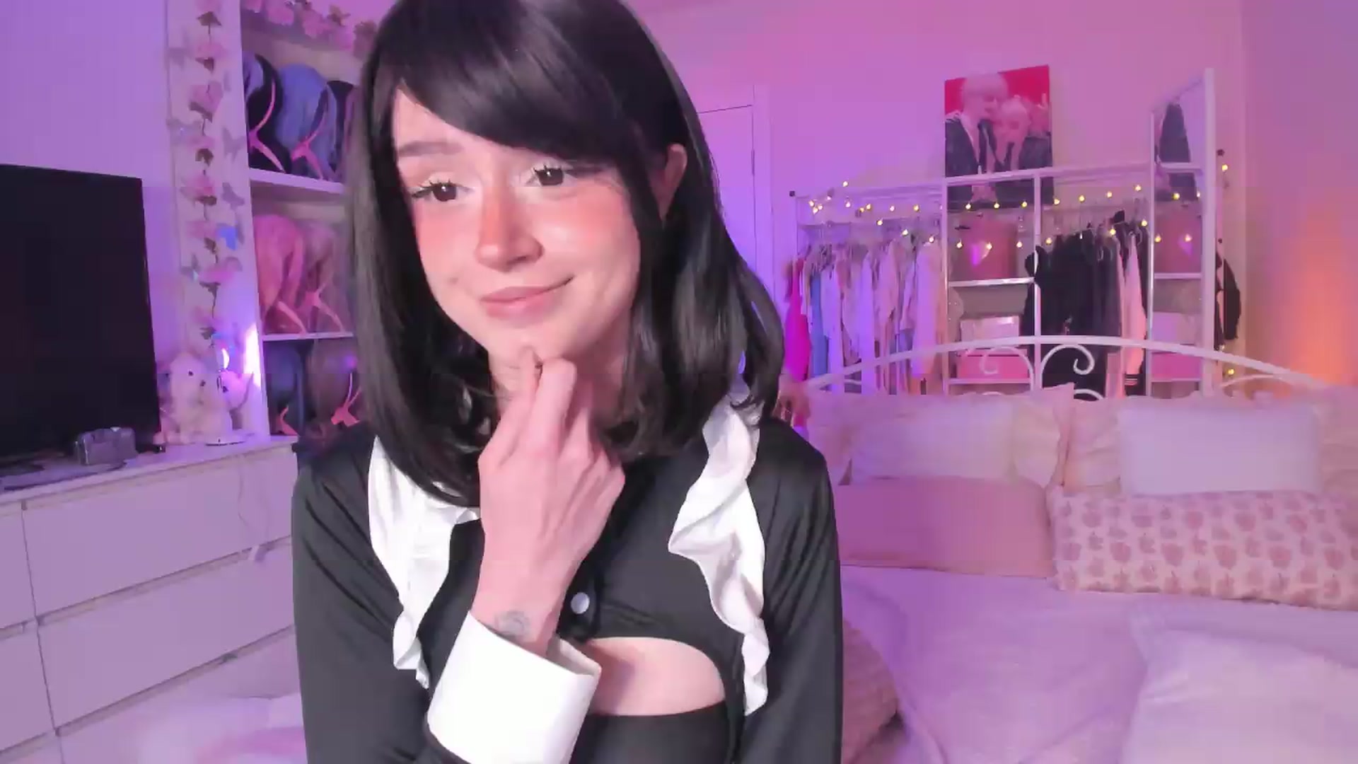 Gallery image thumbnail from AliceXsweeT's myfreecams stream on, 08/17/2026, 17:58 image 8 of 20