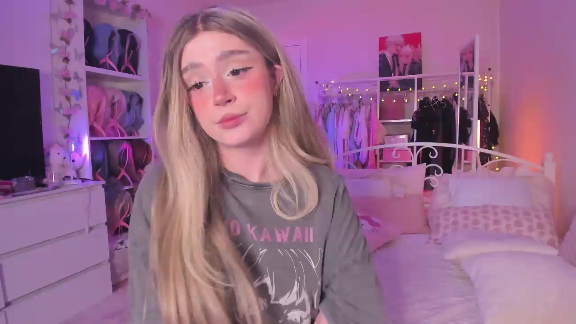 Gallery image thumbnail from AliceXsweeT's myfreecams stream on, 08/27/2026, 17:58 image 4 of 20