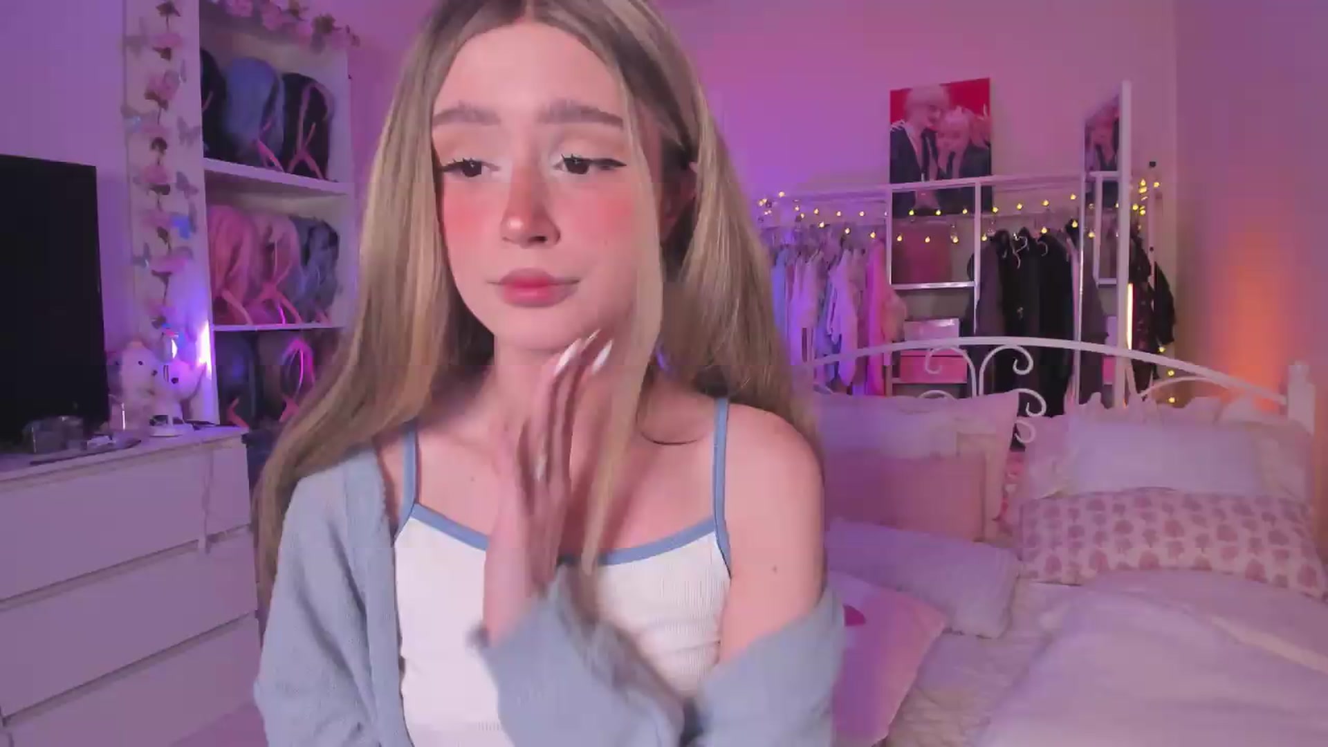 Gallery image thumbnail from AliceXsweeT's myfreecams stream on, 08/28/2026, 18:07 image 6 of 20