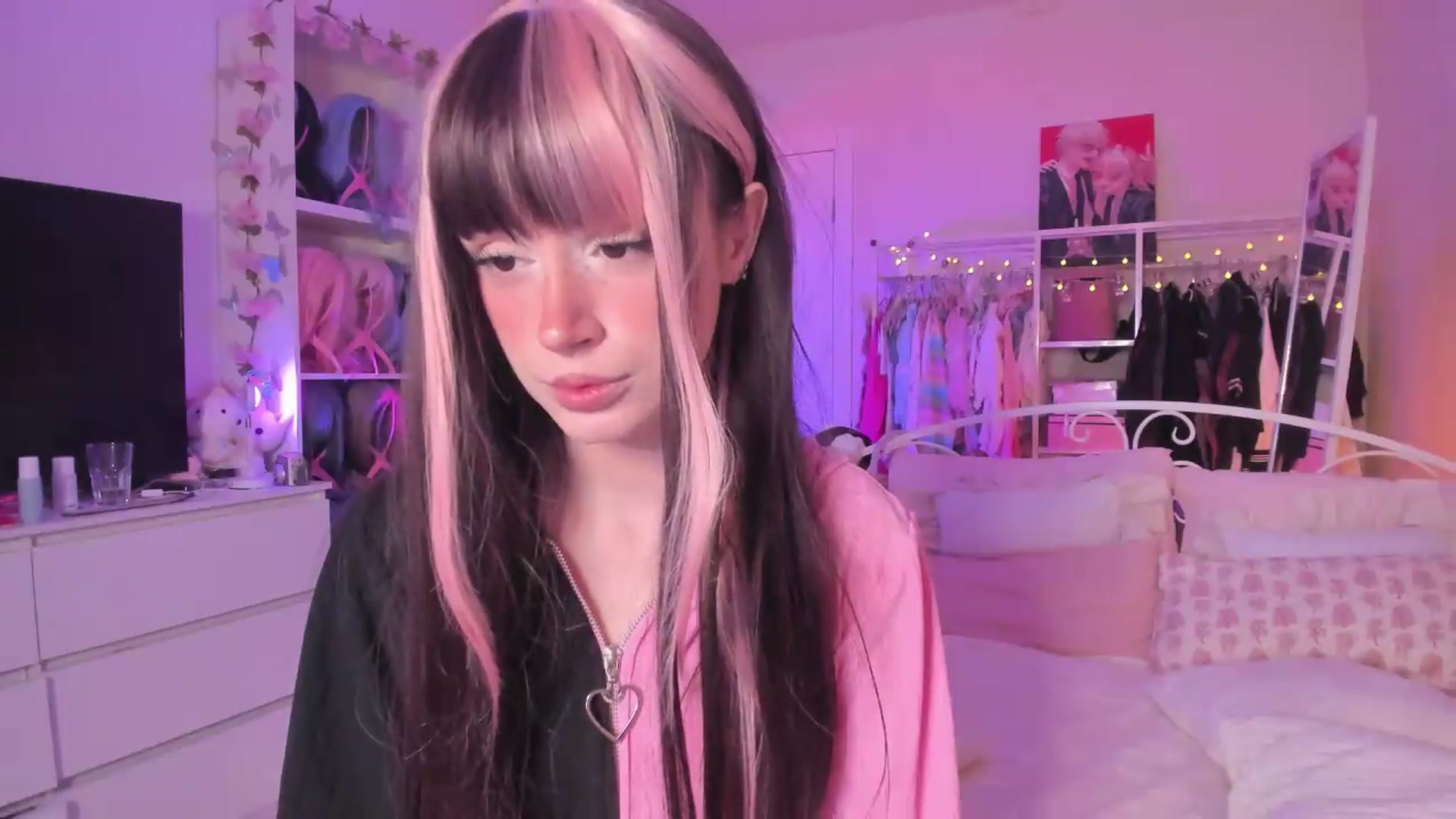 Gallery image thumbnail from AliceXsweeT's myfreecams stream on, 09/11/2026, 18:08 image 13 of 20