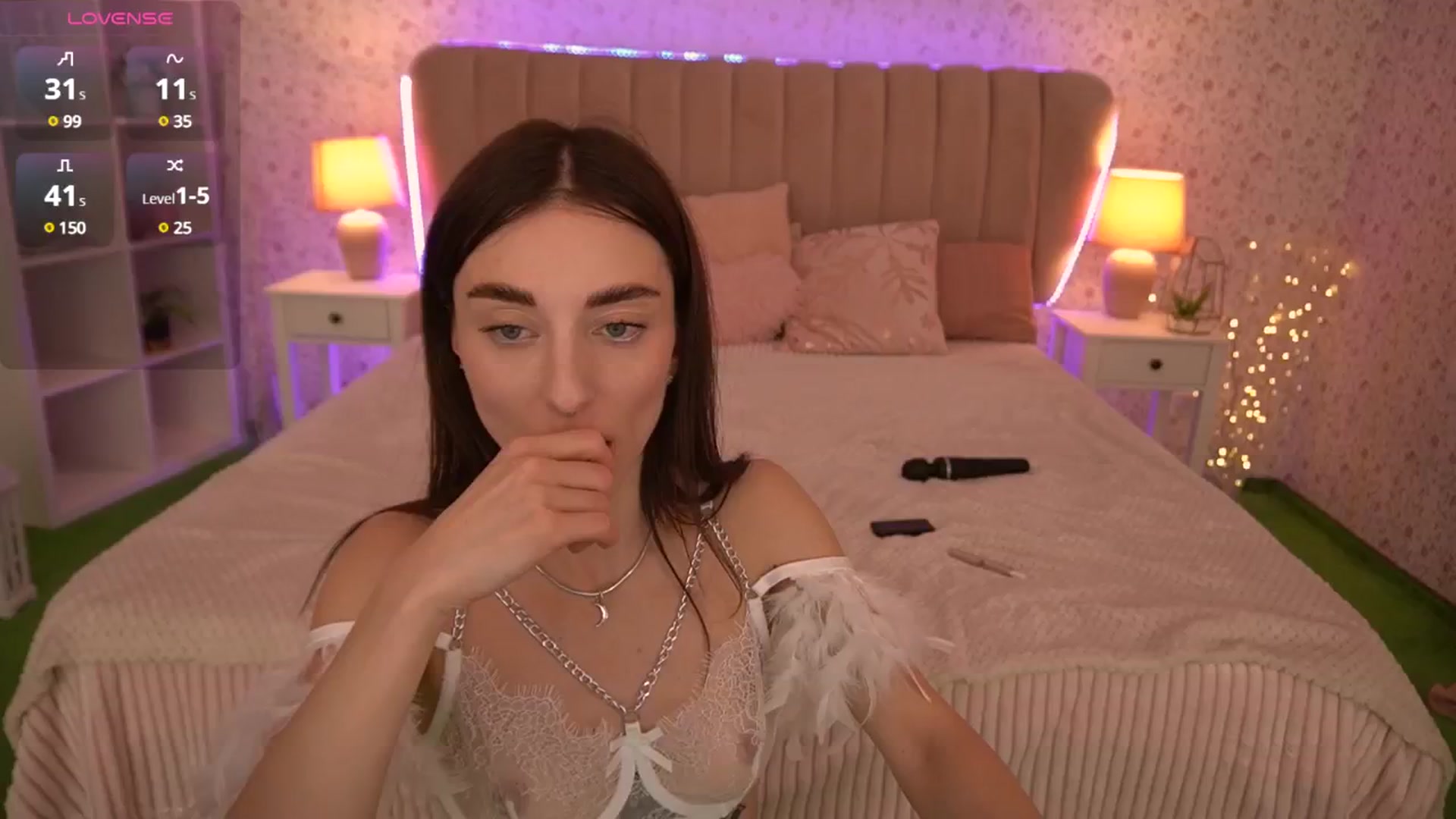 Gallery image thumbnail from Alice_Arwen_'s myfreecams stream on, 12/18/2024, 15:10 image 4 of 20