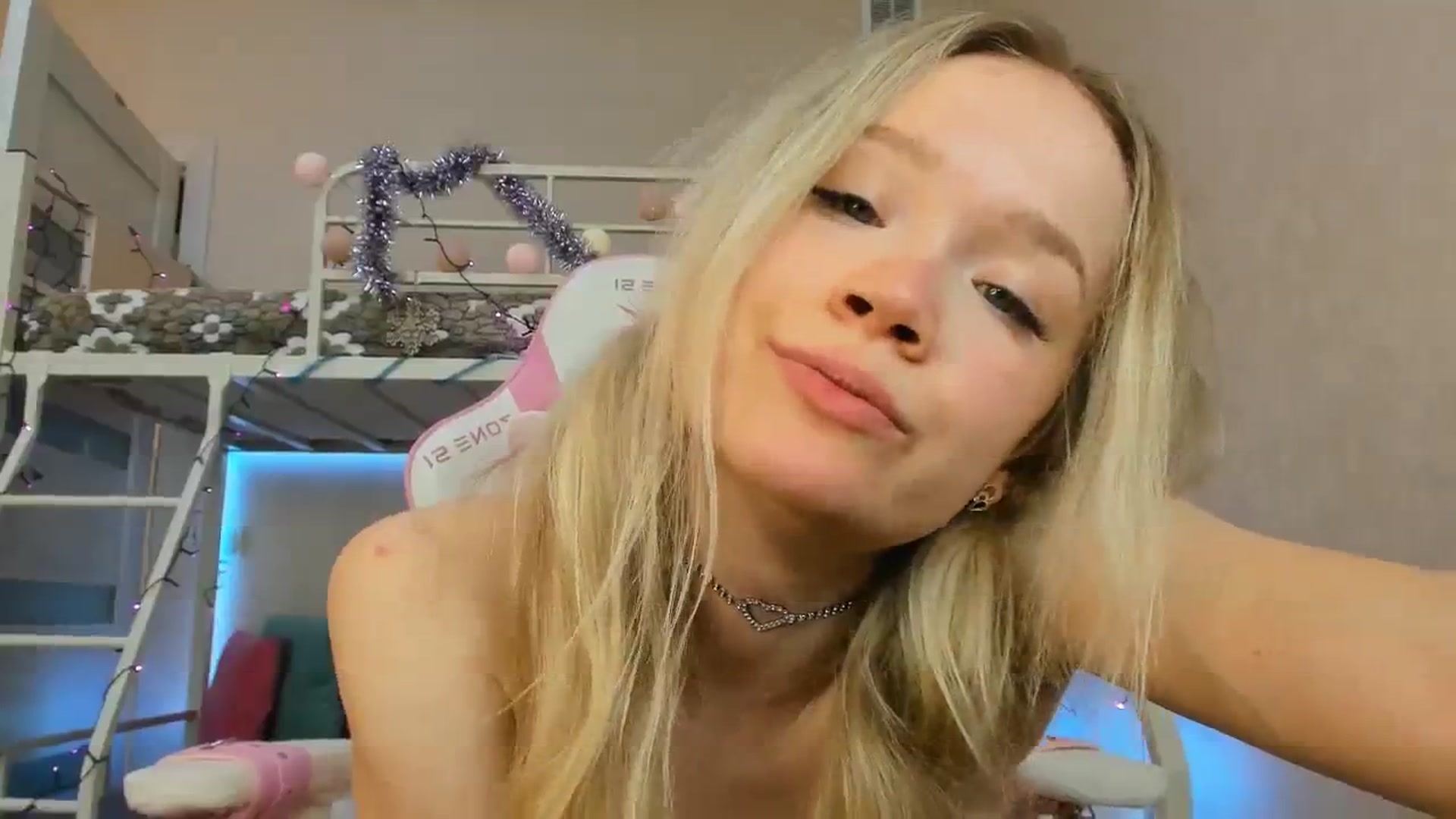 Gallery image thumbnail from Alice_Chery's myfreecams stream on, 01/01/2024, 12:46 image 12 of 20