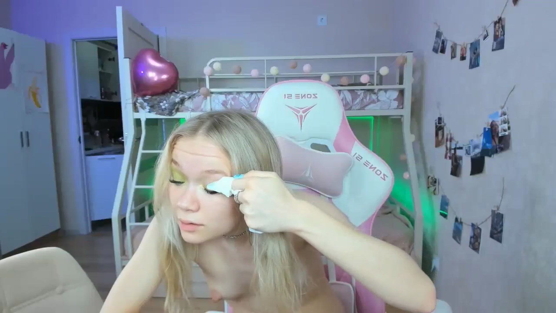 Gallery image thumbnail from Alice_Chery's myfreecams stream on, 03/16/2024, 10:40 image 19 of 20