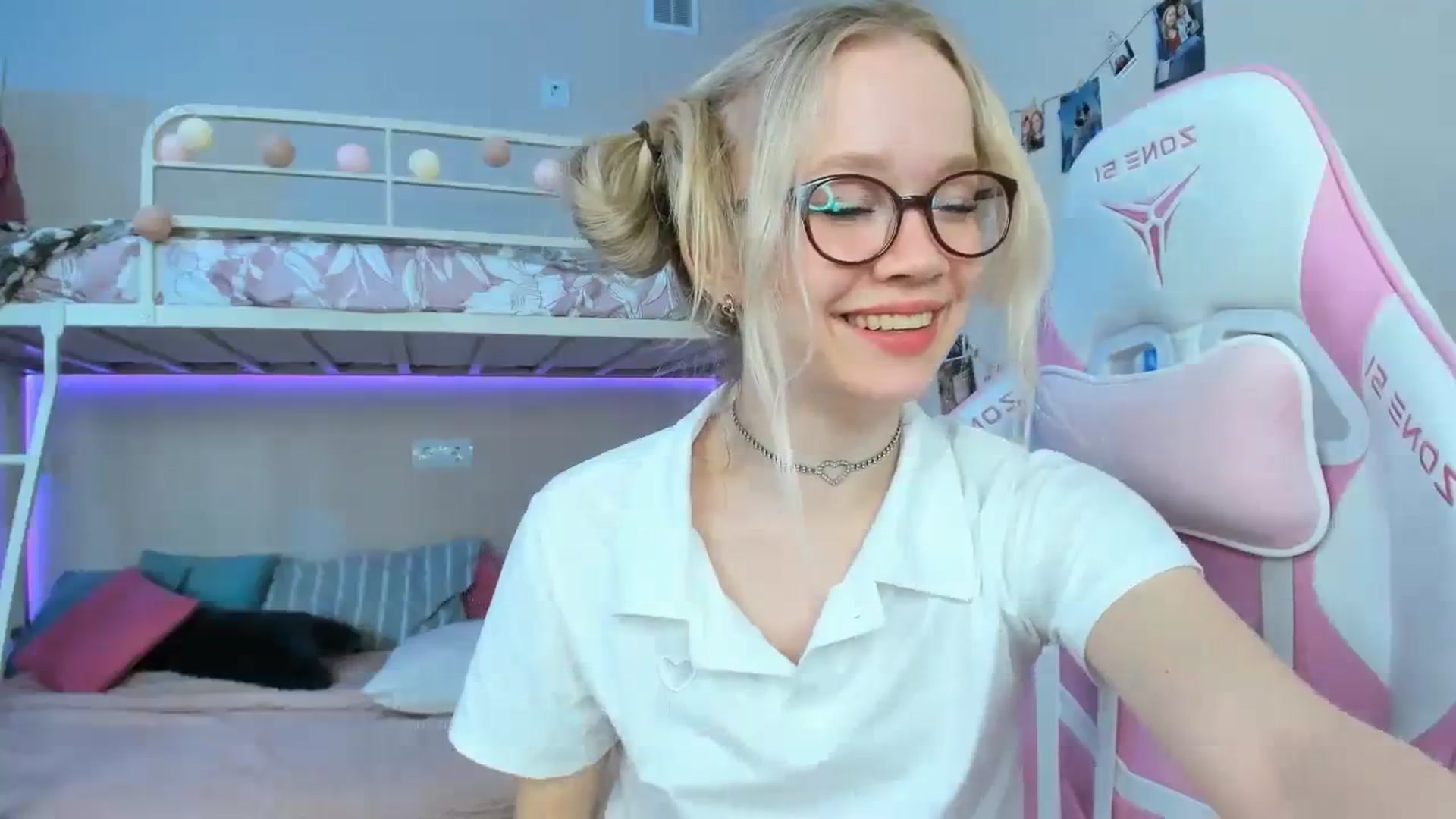 Gallery image thumbnail from Alice_Chery's myfreecams stream on, 03/20/2024, 09:30 image 17 of 20