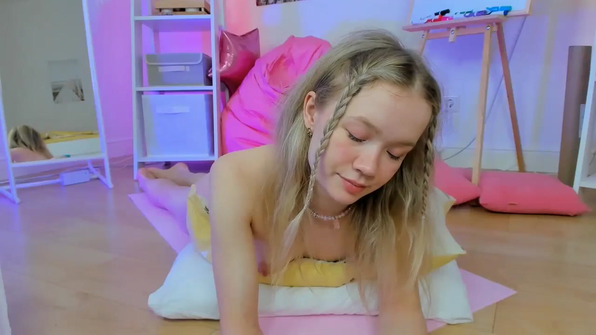 Gallery image thumbnail from Alice_Chery's myfreecams stream on, 04/03/2024, 08:48 image 17 of 20