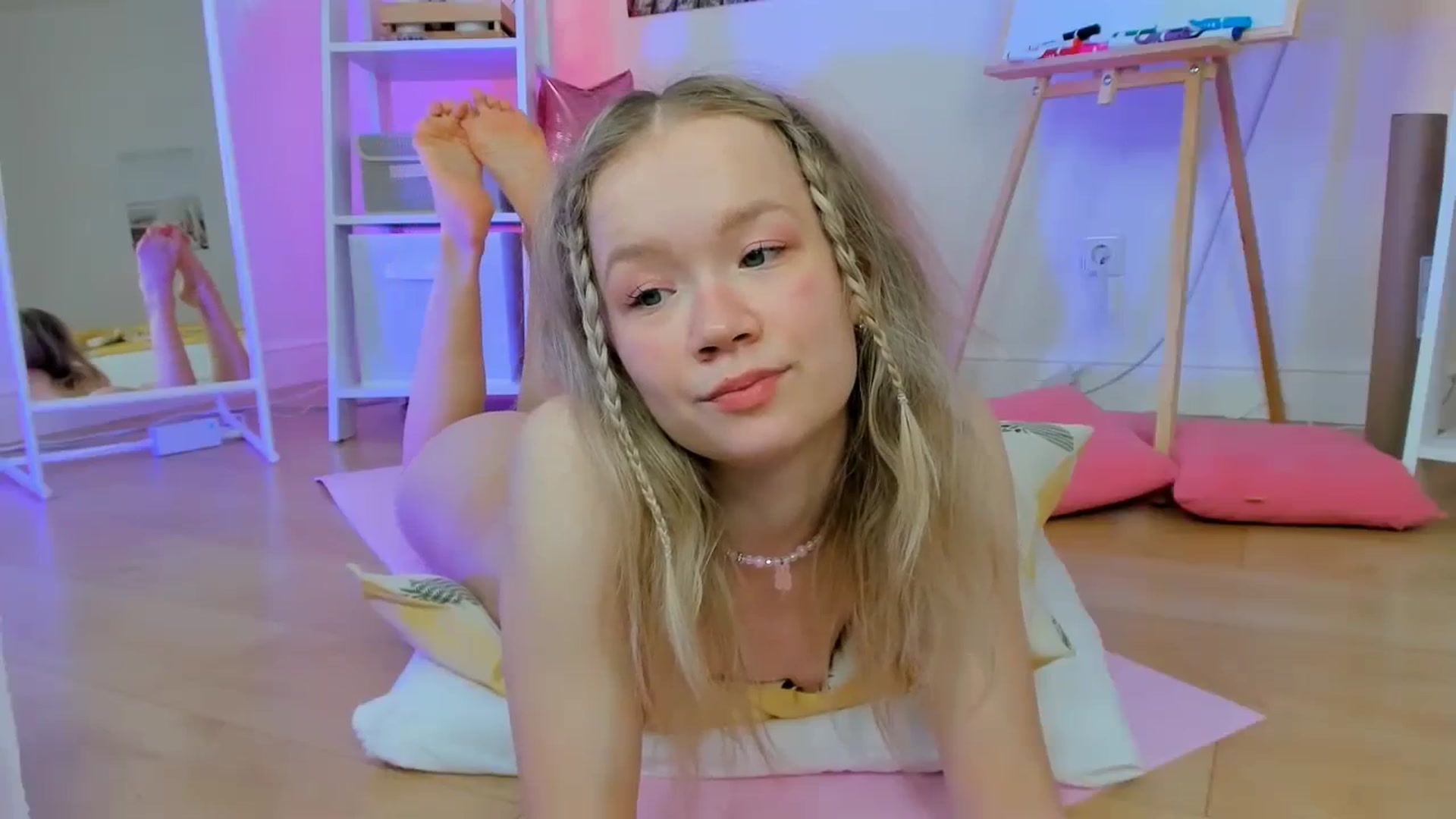 Gallery image thumbnail from Alice_Chery's myfreecams stream on, 04/03/2024, 08:48 image 9 of 20