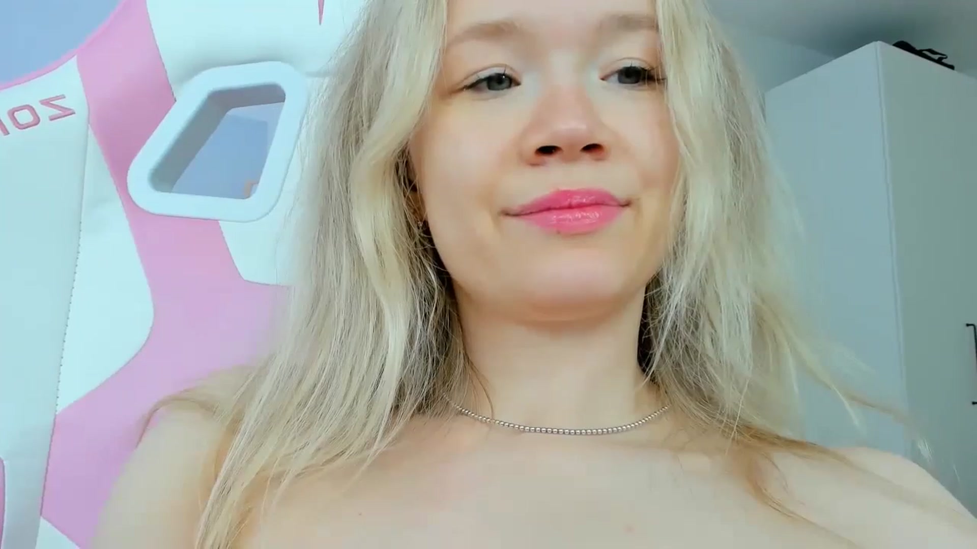 Gallery image thumbnail from Alice_Chery's myfreecams stream on, 04/05/2024, 11:54 image 18 of 20