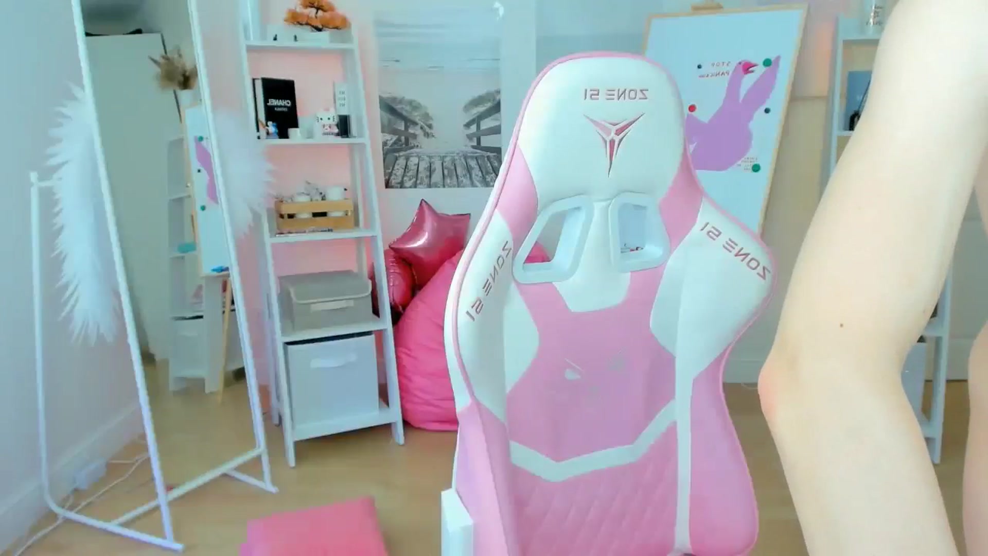 Gallery image thumbnail from Alice_Chery's myfreecams stream on, 04/08/2024, 11:34 image 9 of 20