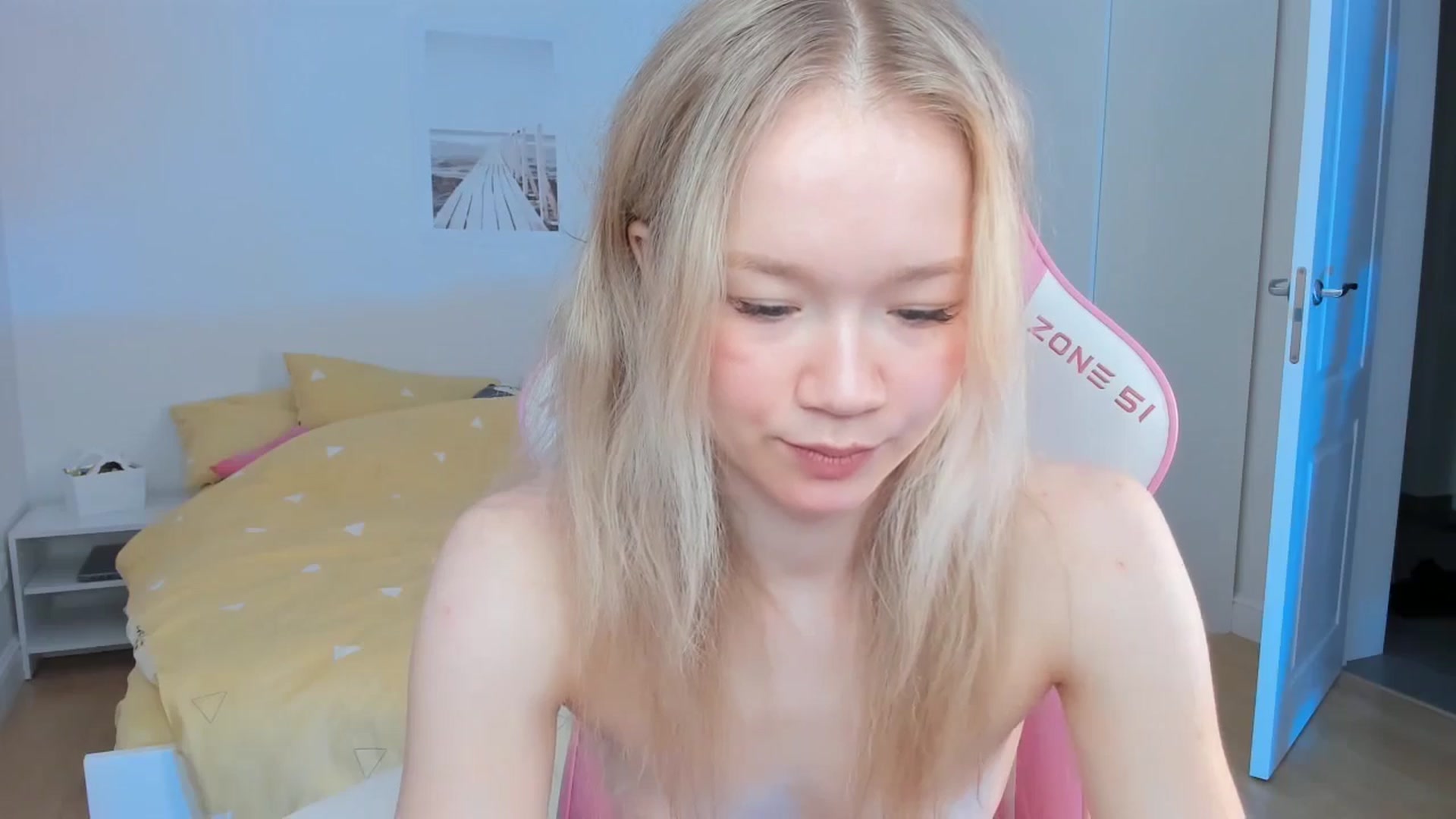 Gallery image thumbnail from Alice_Chery's myfreecams stream on, 04/25/2024, 12:03 image 6 of 20