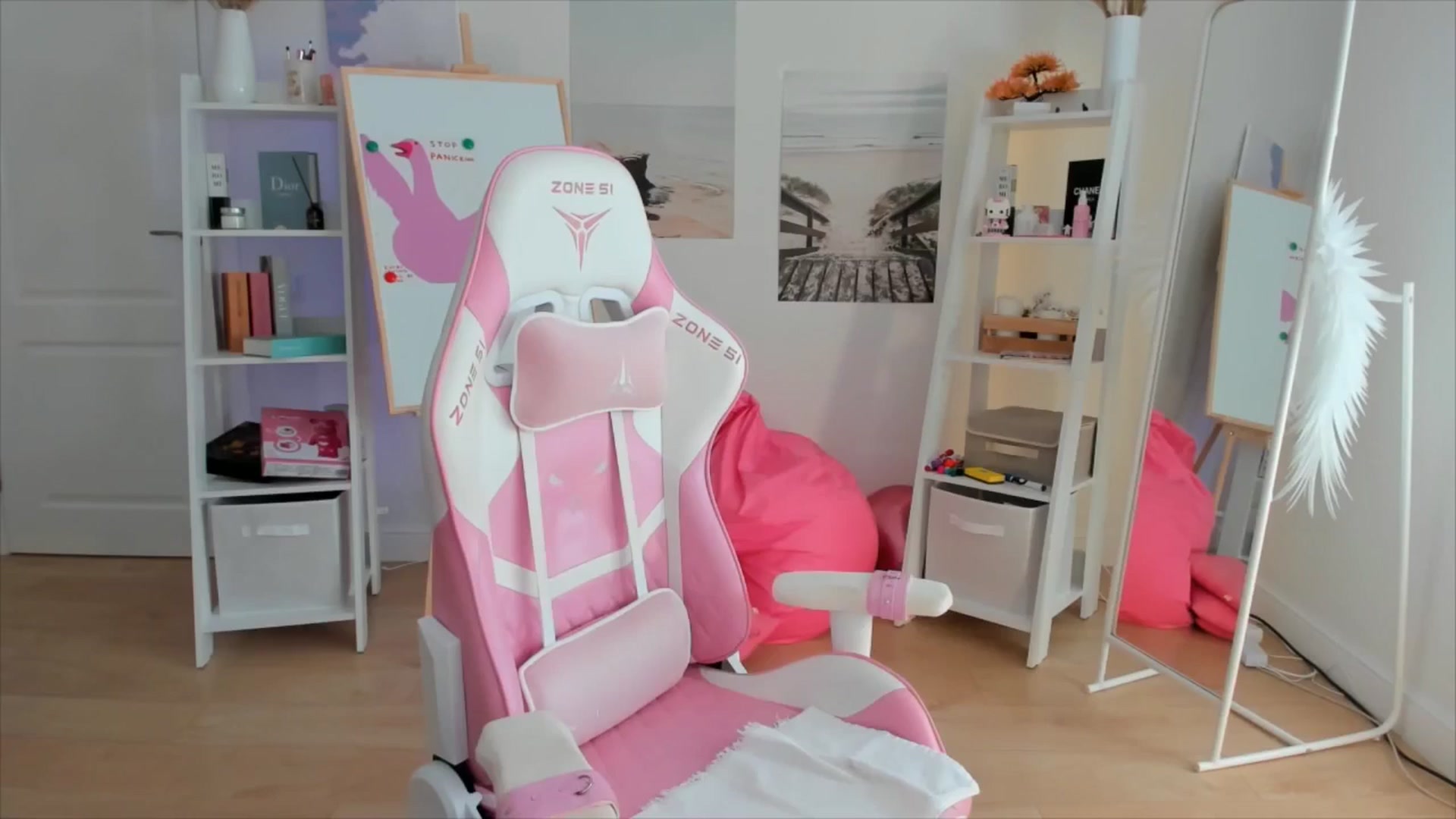 Gallery image thumbnail from Alice_Chery's myfreecams stream on, 05/09/2024, 09:26 image 12 of 20