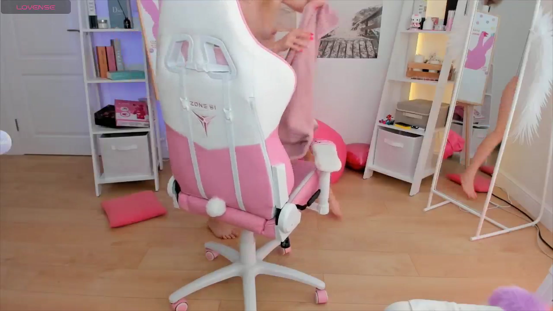 Gallery image thumbnail from Alice_Chery's myfreecams stream on, 05/23/2024, 10:43 image 14 of 20
