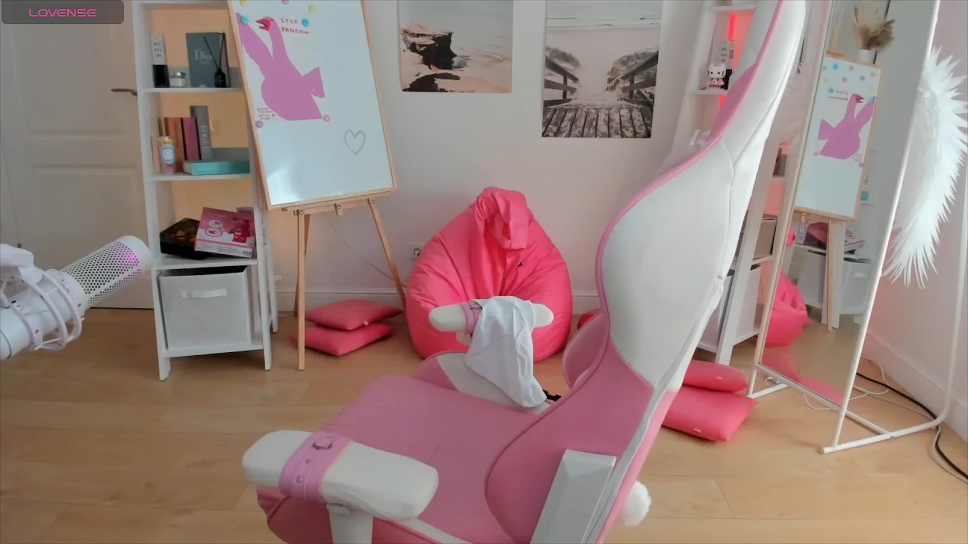 Gallery image thumbnail from Alice_Chery's myfreecams stream on, 05/31/2024, 08:30 image 6 of 20