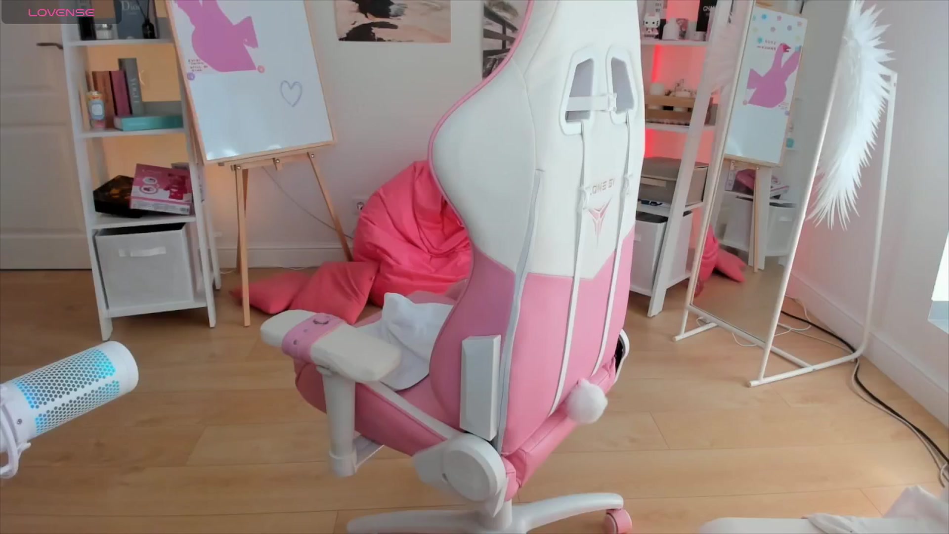 Gallery image thumbnail from Alice_Chery's myfreecams stream on, 05/31/2024, 09:11 image 4 of 20