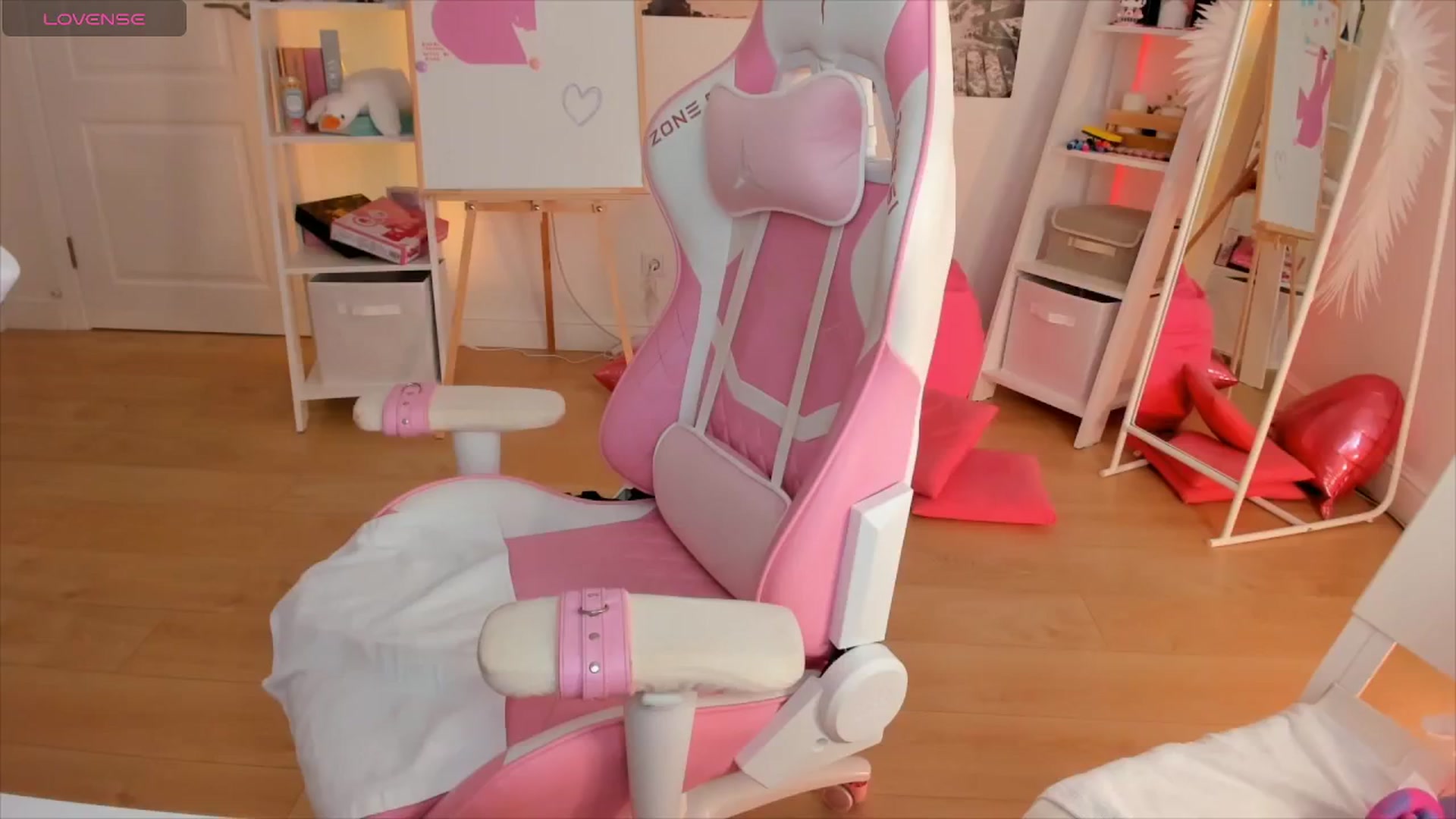 Gallery image thumbnail from Alice_Chery's myfreecams stream on, 07/08/2024, 10:00 image 3 of 20