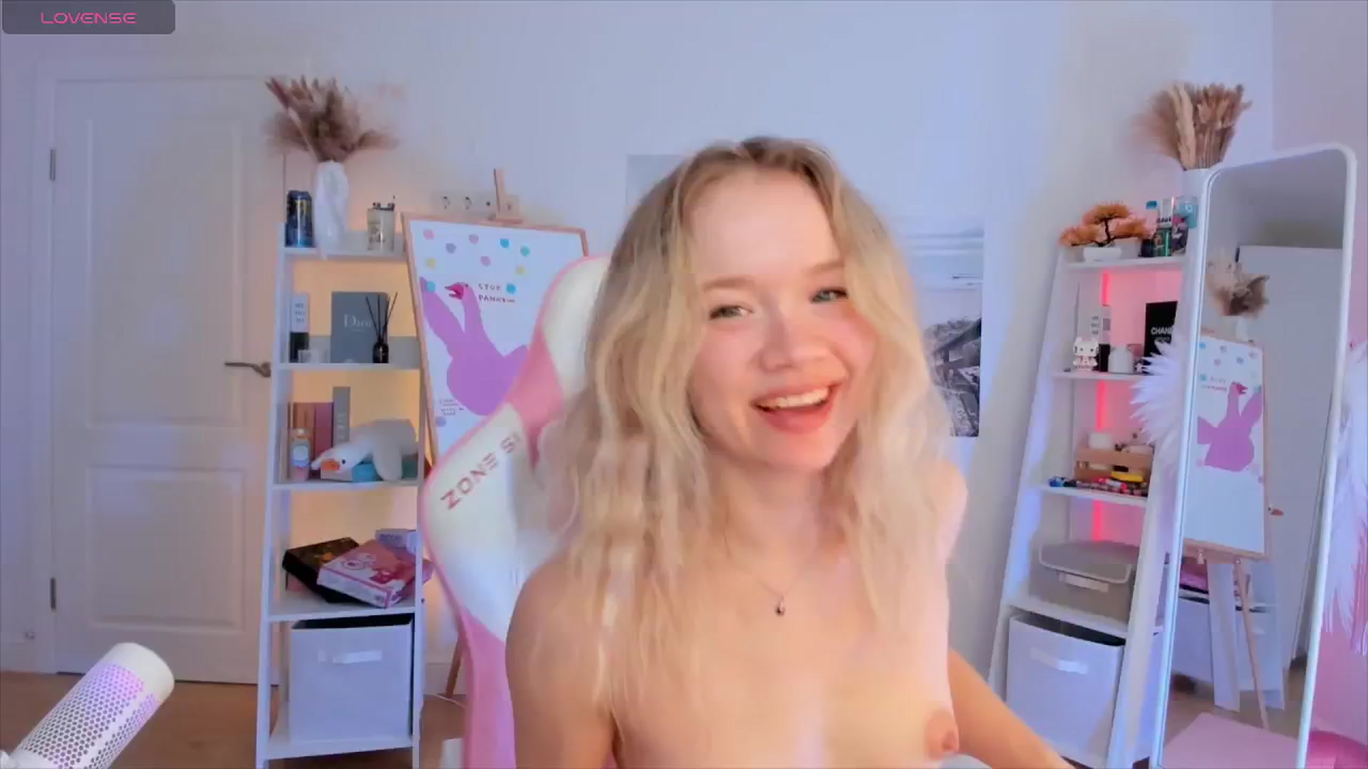 Gallery image thumbnail from Alice_Chery's myfreecams stream on, 07/29/2024, 09:51 image 4 of 20