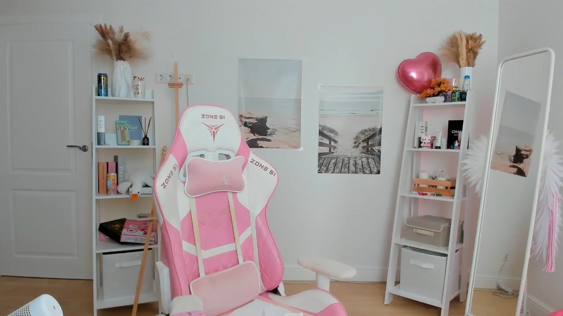 Gallery image thumbnail from Alice_Chery's myfreecams stream on, 09/15/2024, 11:24 image 18 of 20