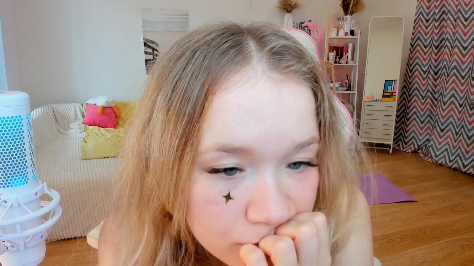 Gallery image thumbnail from Alice_Chery's myfreecams stream on, 10/17/2024, 10:11 image 17 of 20
