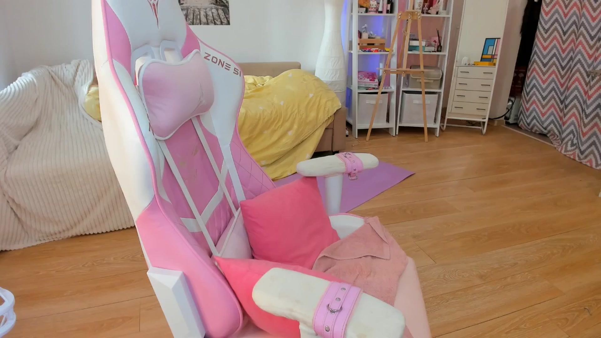 Gallery image thumbnail from Alice_Chery's myfreecams stream on, 10/21/2024, 10:50 image 6 of 20