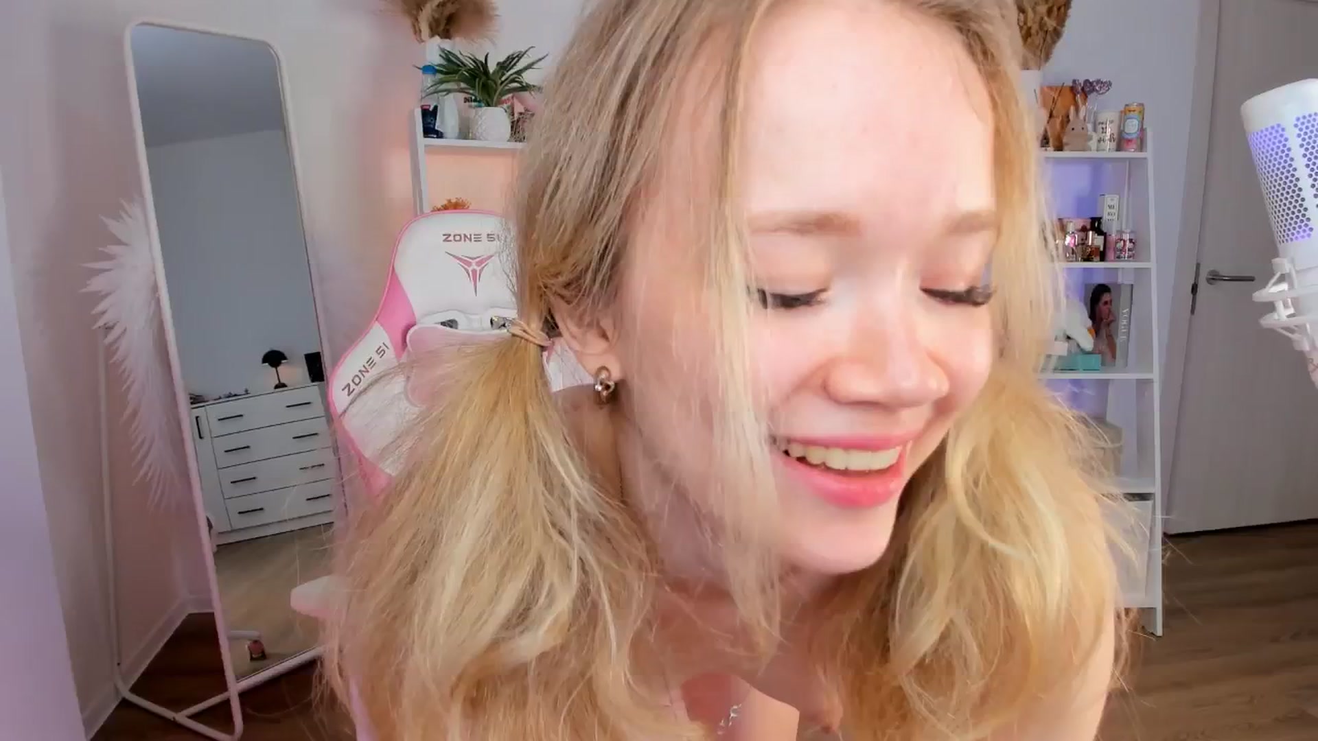 Gallery image thumbnail from Alice_Chery's myfreecams stream on, 10/27/2024, 10:55 image 2 of 20