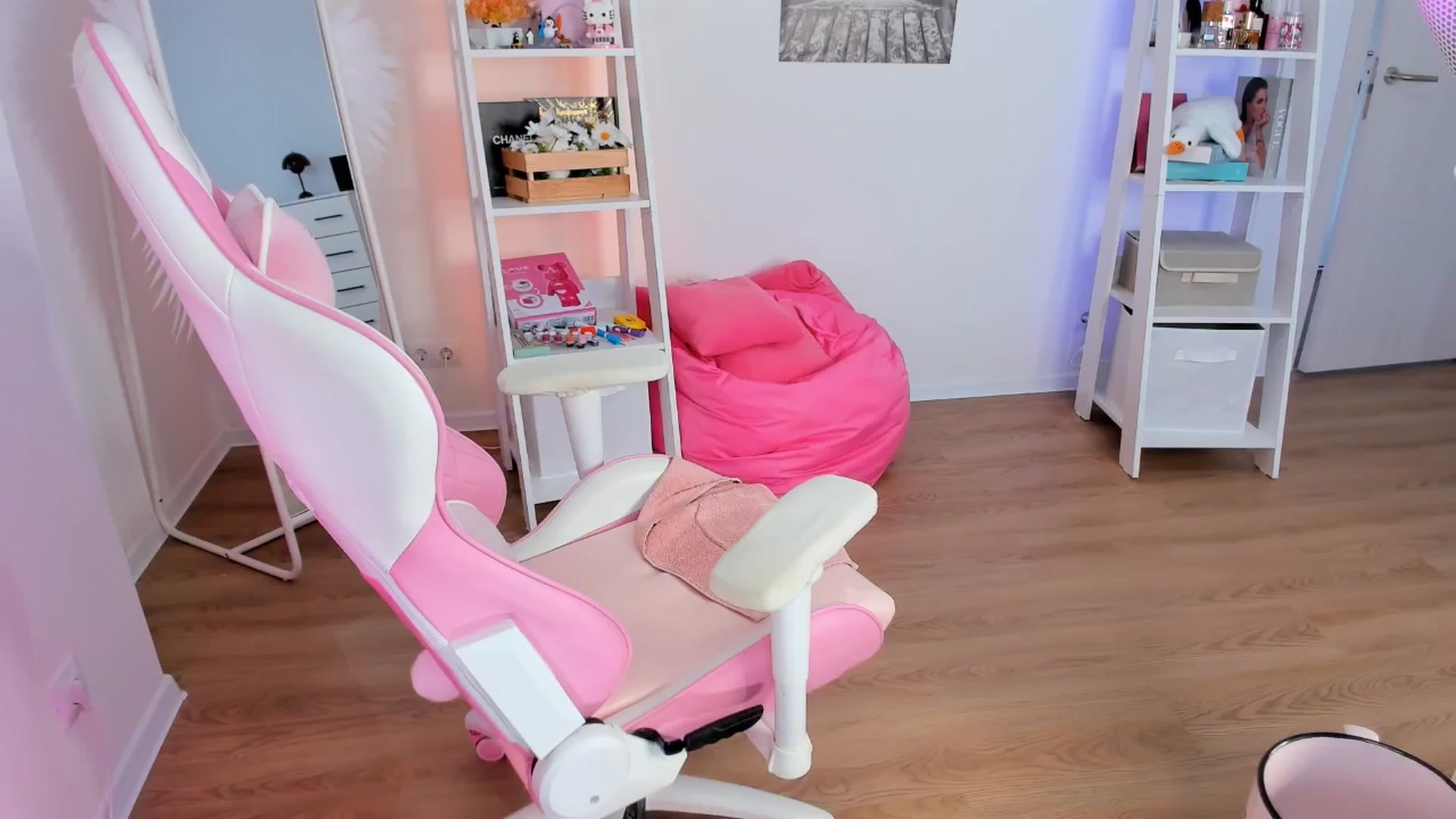 Gallery image thumbnail from Alice_Chery's myfreecams stream on, 10/28/2024, 10:30 image 7 of 20
