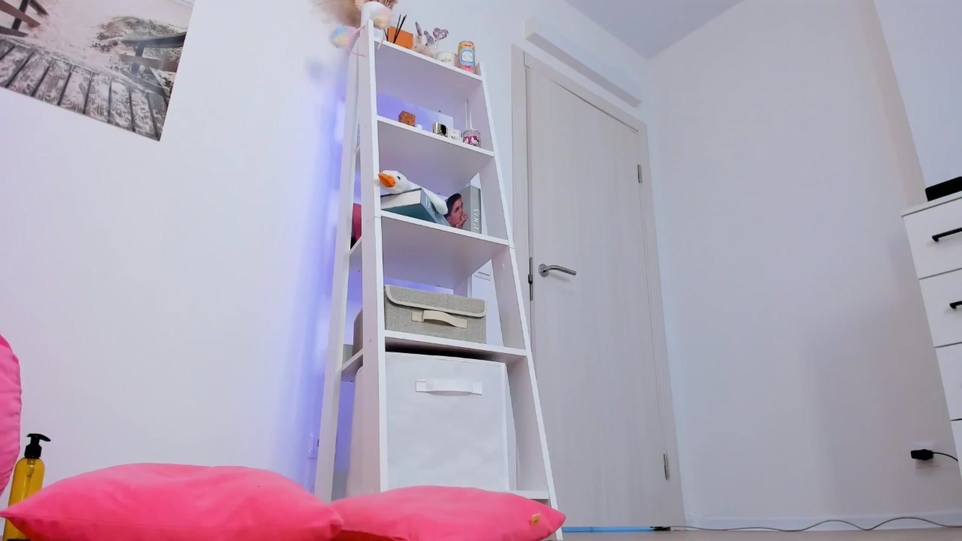 Gallery image thumbnail from Alice_Chery's myfreecams stream on, 10/28/2024, 10:48 image 17 of 20