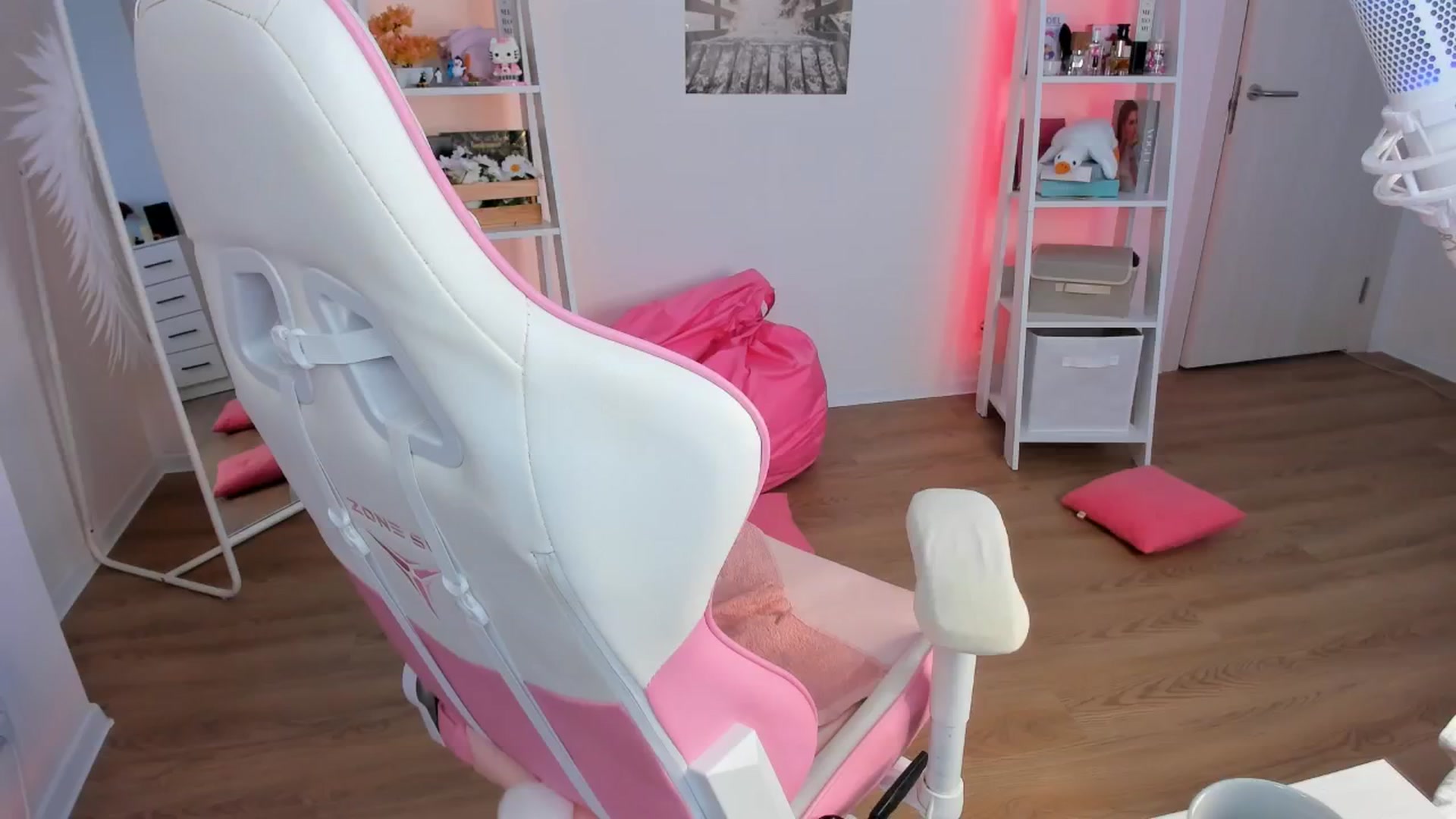 Gallery image thumbnail from Alice_Chery's myfreecams stream on, 11/04/2024, 10:55 image 10 of 20