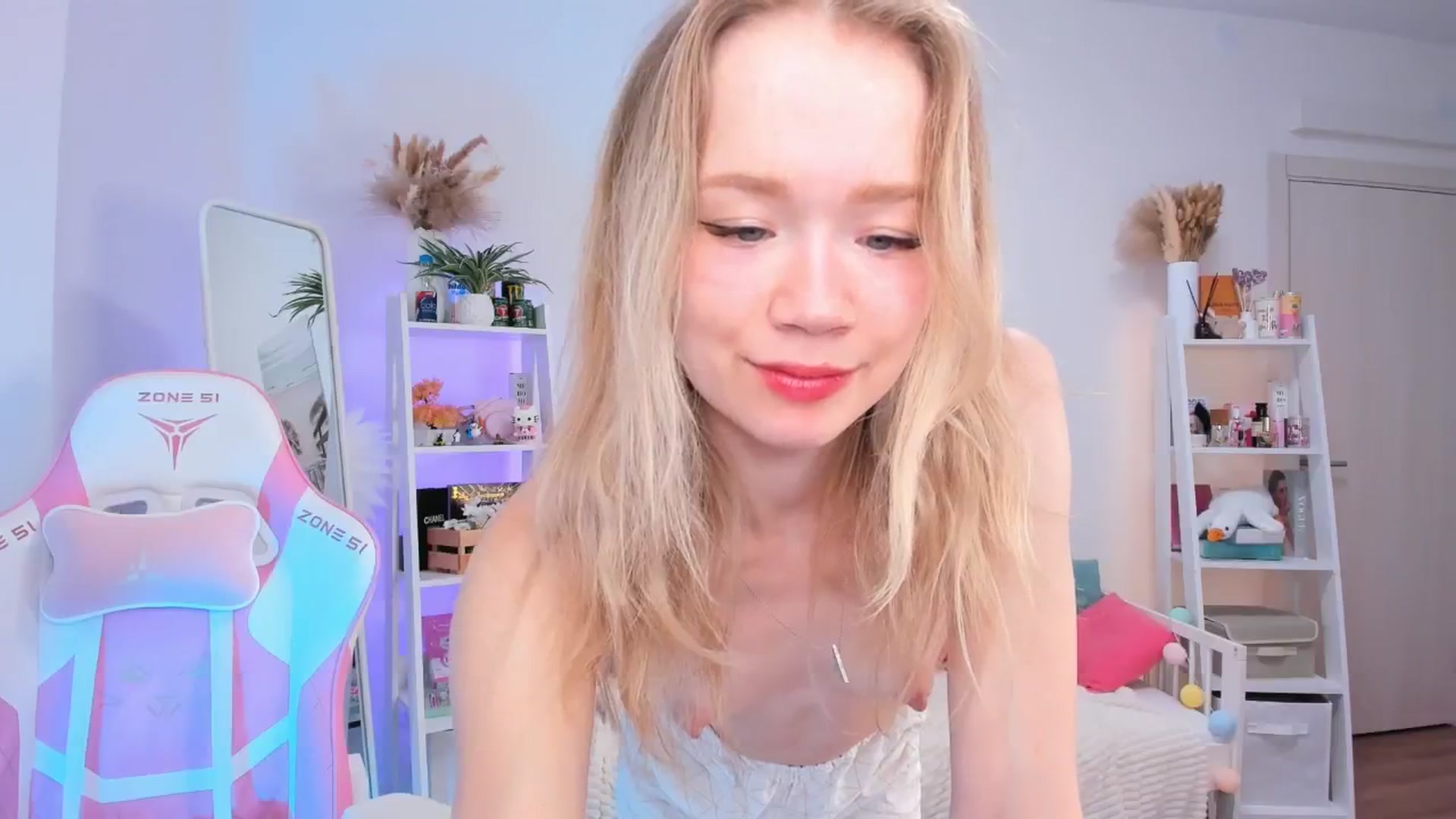 Gallery image thumbnail from Alice_Chery's myfreecams stream on, 11/25/2024, 11:08 image 7 of 20