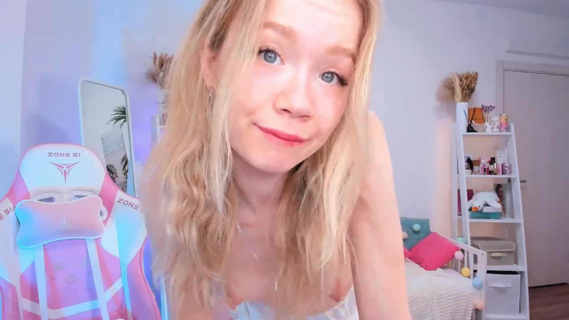 Gallery image thumbnail from Alice_Chery's myfreecams stream on, 11/25/2024, 11:08 image 8 of 20