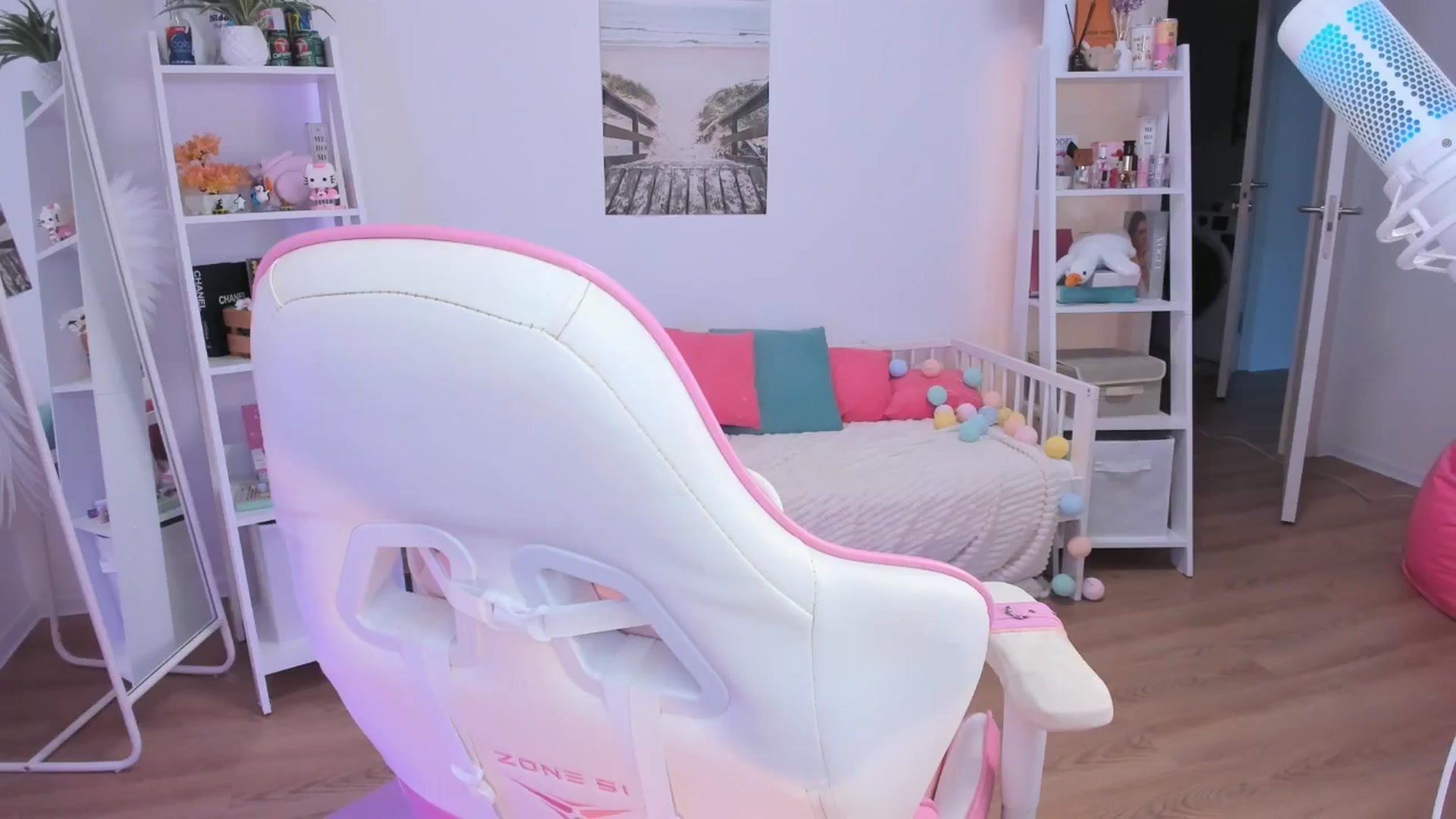 Gallery image thumbnail from Alice_Chery's myfreecams stream on, 12/11/2024, 10:16 image 15 of 20