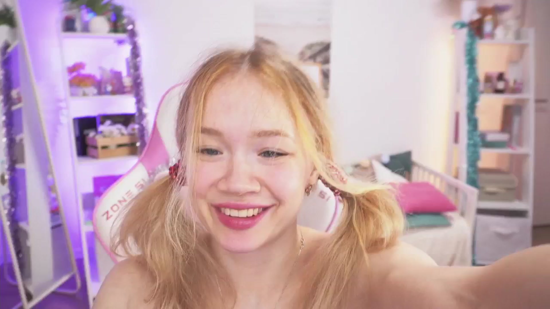 Gallery image thumbnail from Alice_Chery's myfreecams stream on, 12/27/2024, 10:00 image 4 of 20