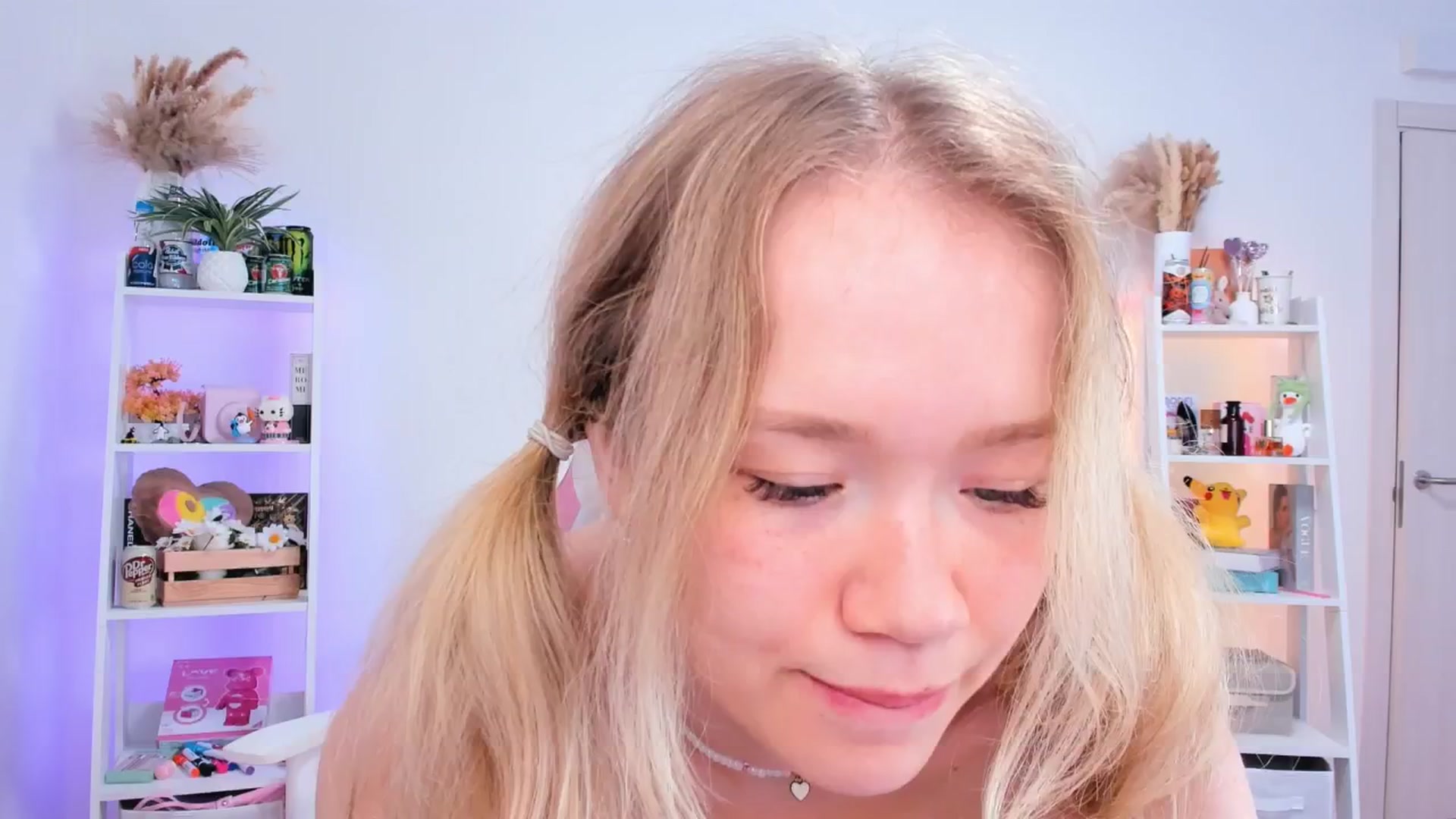 Gallery image thumbnail from Alice_Chery's myfreecams stream on, 03/11/2025, 10:11 image 10 of 20