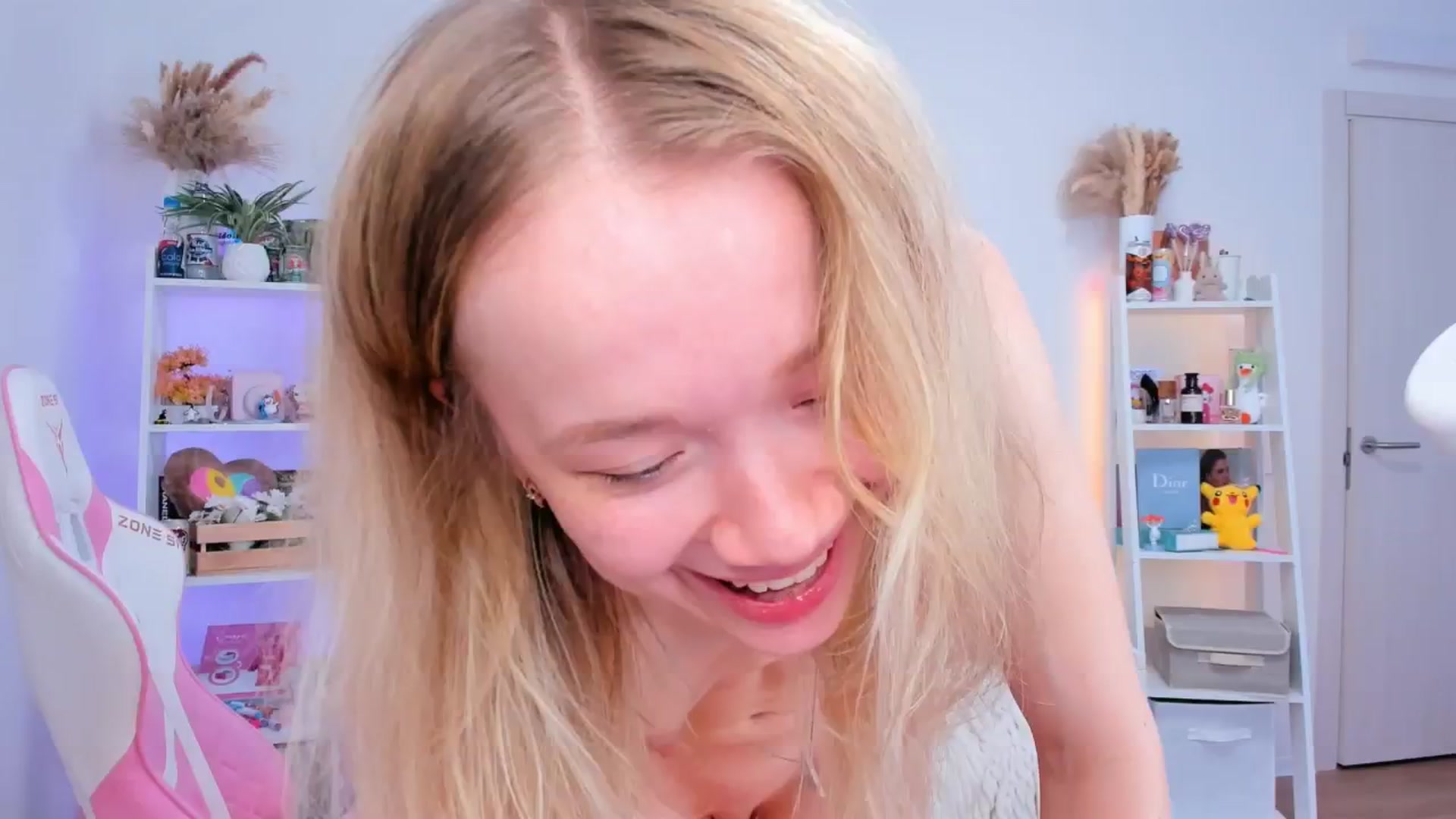 Gallery image thumbnail from Alice_Chery's myfreecams stream on, 03/18/2025, 08:52 image 8 of 20
