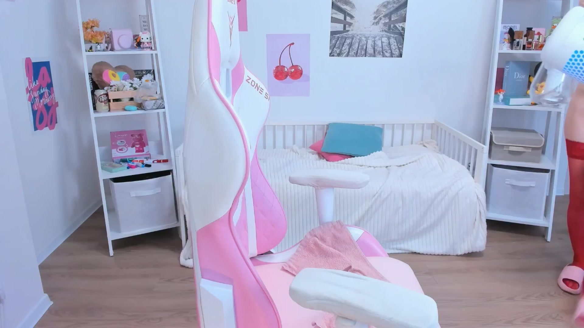 Gallery image thumbnail from Alice_Chery's myfreecams stream on, 05/17/2025, 11:19 image 5 of 20